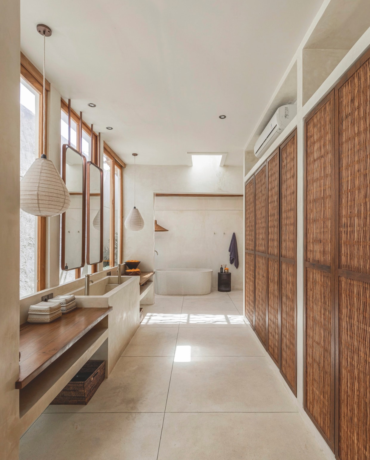 Er werd een deel van de tuin opgegeven om een grotere badkamer te creëren. Hierdoor is er voldoende ruimte voor ingebouwde kledingkasten. vtwonen Landelijk 8-2025 | fotografie Sheila Man | tekstbewerking Marie Masureel