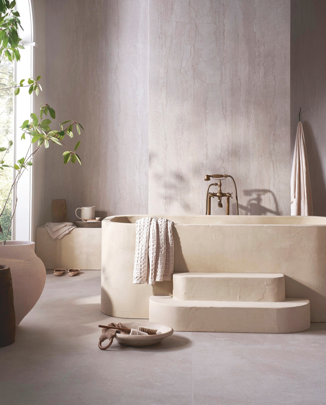 vtwonen tegel Portland Travertine in Marfil 120x280 cm, per m2 € 99,50. weldaad.com (houten pot en vaas), urbannatureculture.com (katoen-maché pot), zarahome.com (handdoeken), householdhardware.nl (schaal van tadelakt). Overig privébezit.