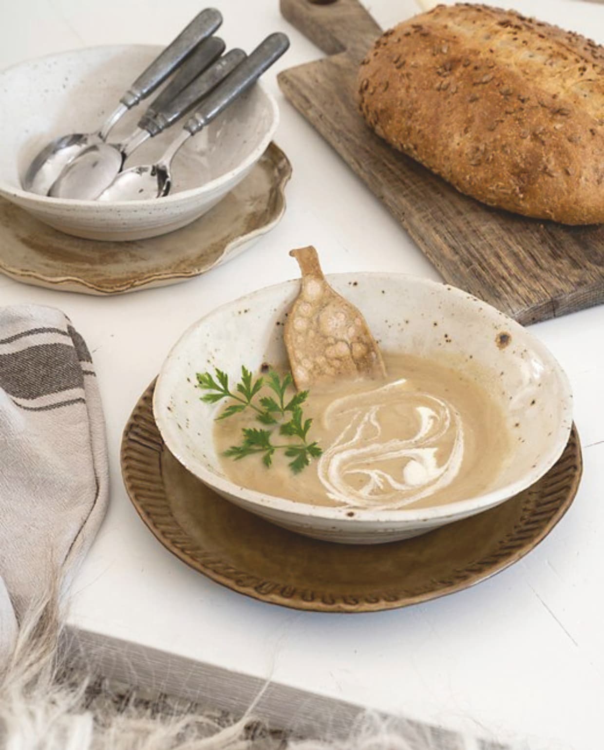 Servies en borden Caroline Ceramics. Zilveren lepels cadeau van Jolies ouders. Theedoek Humdakin. vtwonen Landelijk 10-2025 | styling Marianne Luning | fotografie Stan Koolen | tekst Anneleen Peeters
