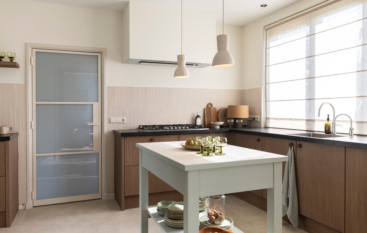 Weer verliefd op je huis aflevering 4 seizoen 23 2025, stylist Marlies in Oudewater, keuken vtwonen Weer verliefd op je huis aflevering 4 seizoen 23 2025 | styling Marlies Does | fotografie Margriet Hoekstra