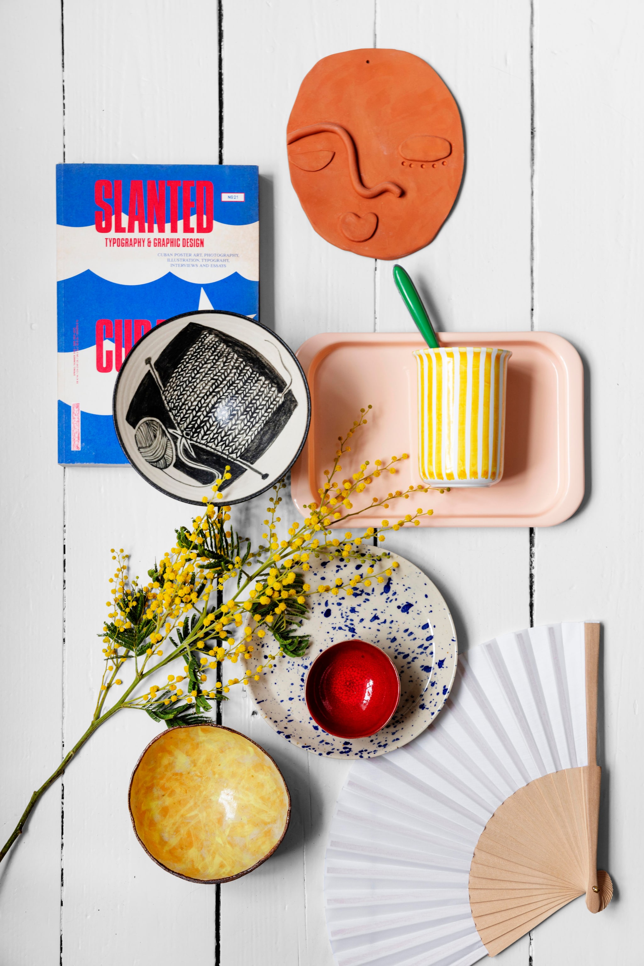 Object gezicht  Emma Louise Gram Heegaard. Bord breiwerkIda Mortensen. Beker erfstuk van Amalies oma. Roze dienblad Søstrene Grene. vtwonen 01-2026 | productie Living Inside | styling Rikke Graff Juel | fotografie Christina Kayser O.