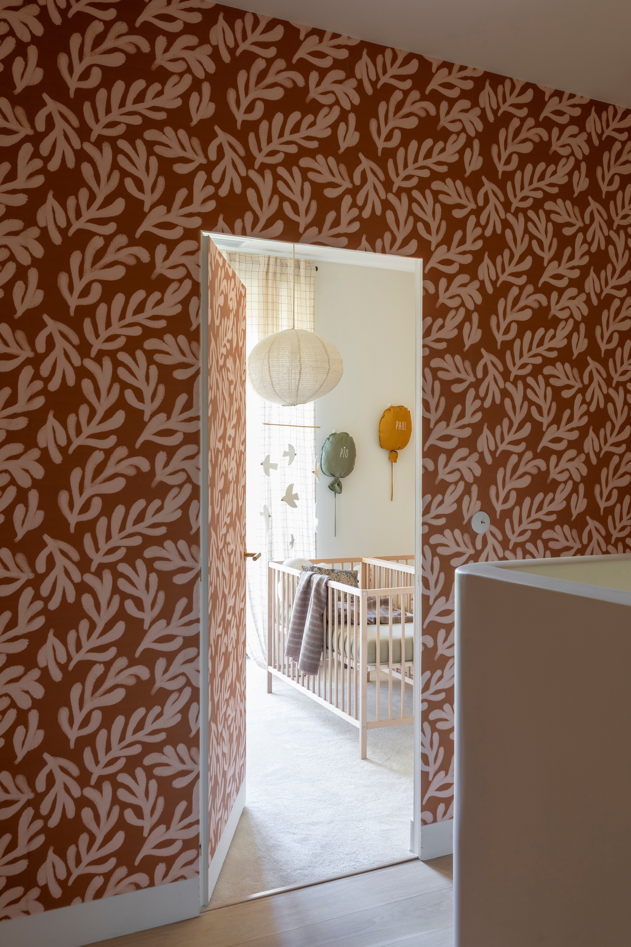 Behang collectie x Charlie Crane voor Season Paper. Wollen tapijt Decoweb. Hanglamp Zara Home. Bedden Ikea. Stoffen ballonnen Petit Picotin. Muurverf Blanc de Meudon van Argile Peinture. Linnen gordijn The Socialite Family. vtwonen 01-2026 | styling Marie Maud Levron | fotografie Pierrick Verny | productie AC Scoffoni