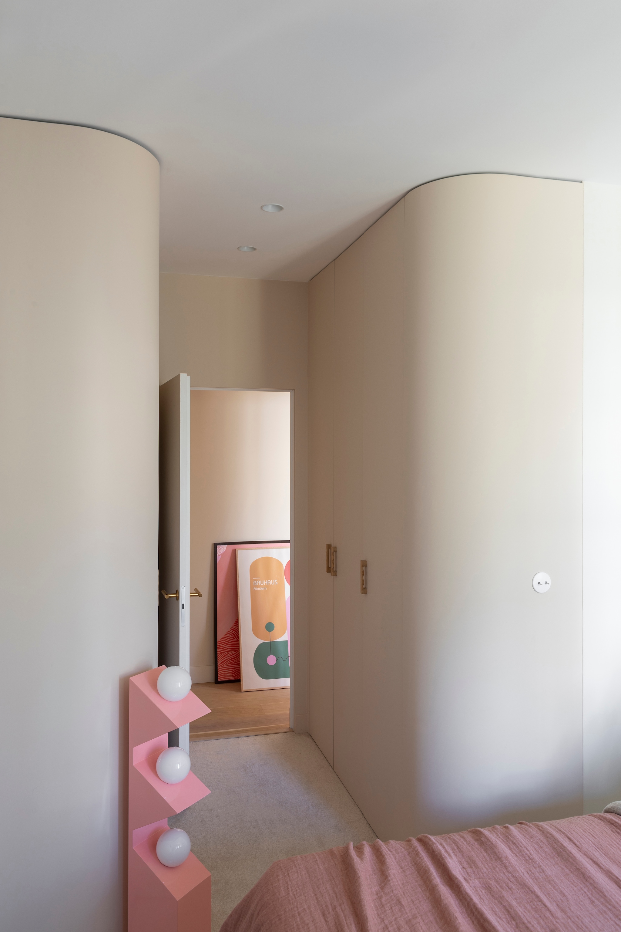 Muurverf Blanc de Meudon van Argile Peinture. Kunstwerken Paper Collective. Vloerlamp van Axel Chay voor Monoprix. vtwonen 01-2026 | styling Marie Maud Levron | fotografie Pierrick Verny | productie AC Scoffoni