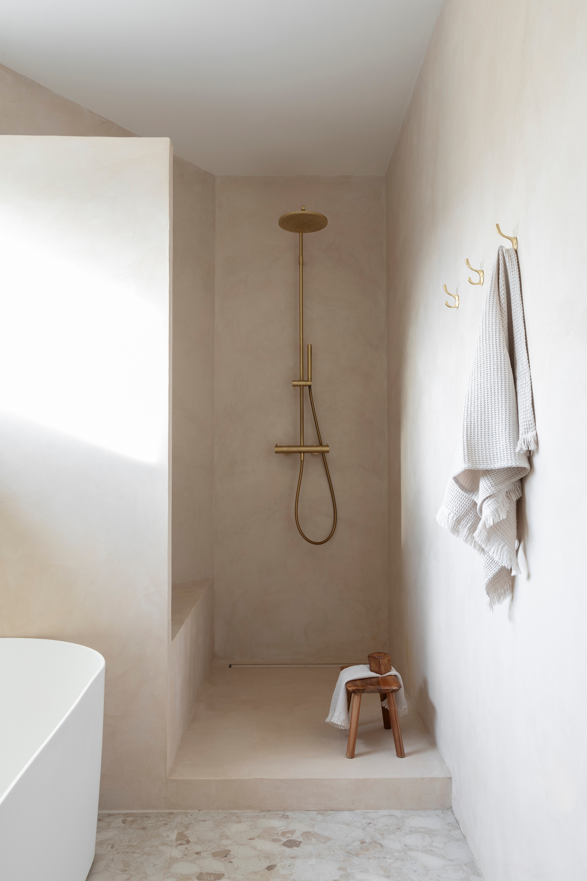 Douchekraan Treemme. Kruk Les Puces du Canal. vtwonen 01-2026 | styling Marie Maud Levron | fotografie Pierrick Verny | productie AC Scoffoni