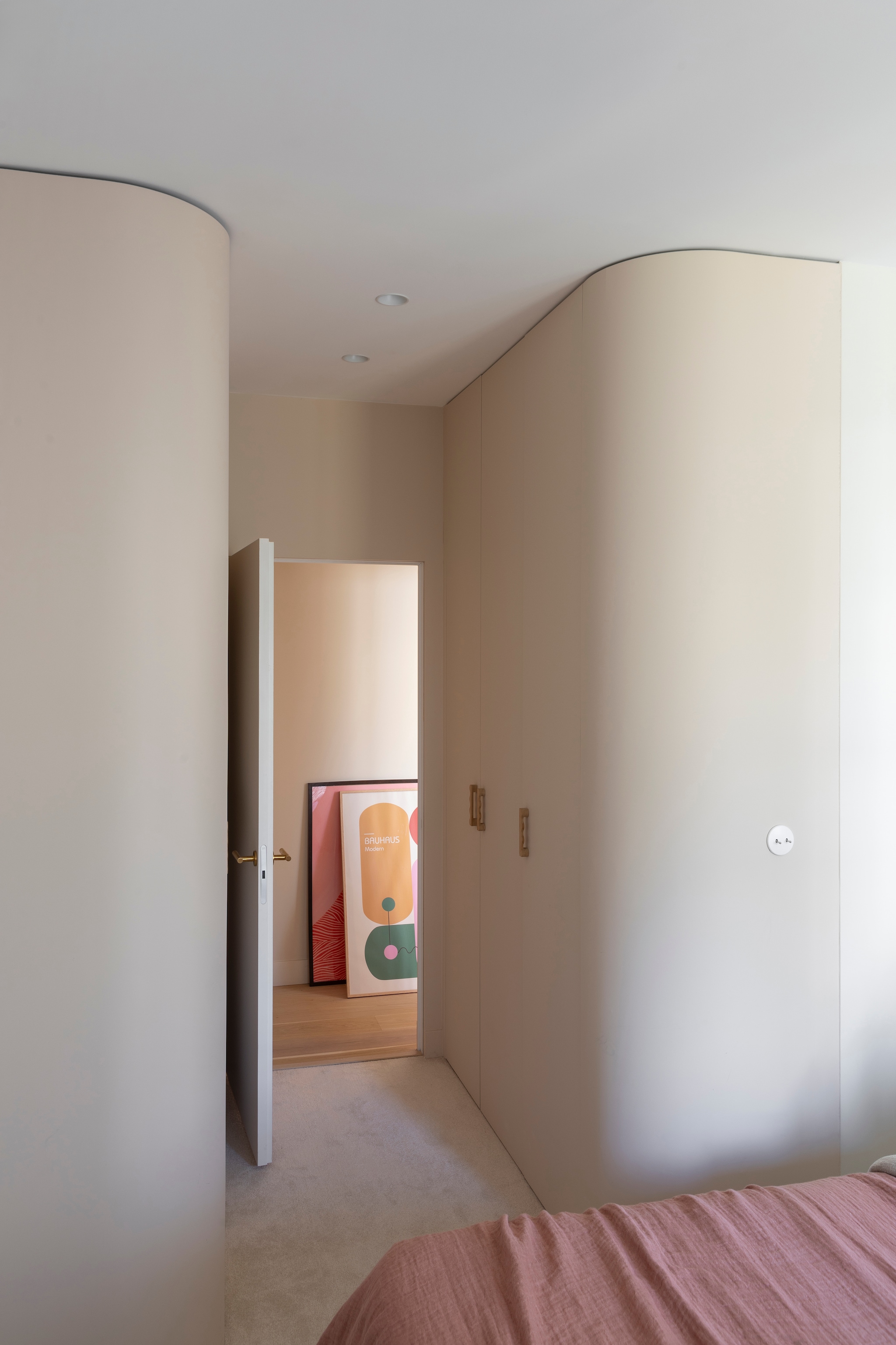 Muurverf Blanc de Meudon van Argile Peinture. Kunstwerken Paper Collective. Vloerlamp van Axel Chay voor Monoprix.  vtwonen 01-2026 | styling Marie Maud Levron | fotografie Pierrick Verny | productie AC Scoffoni