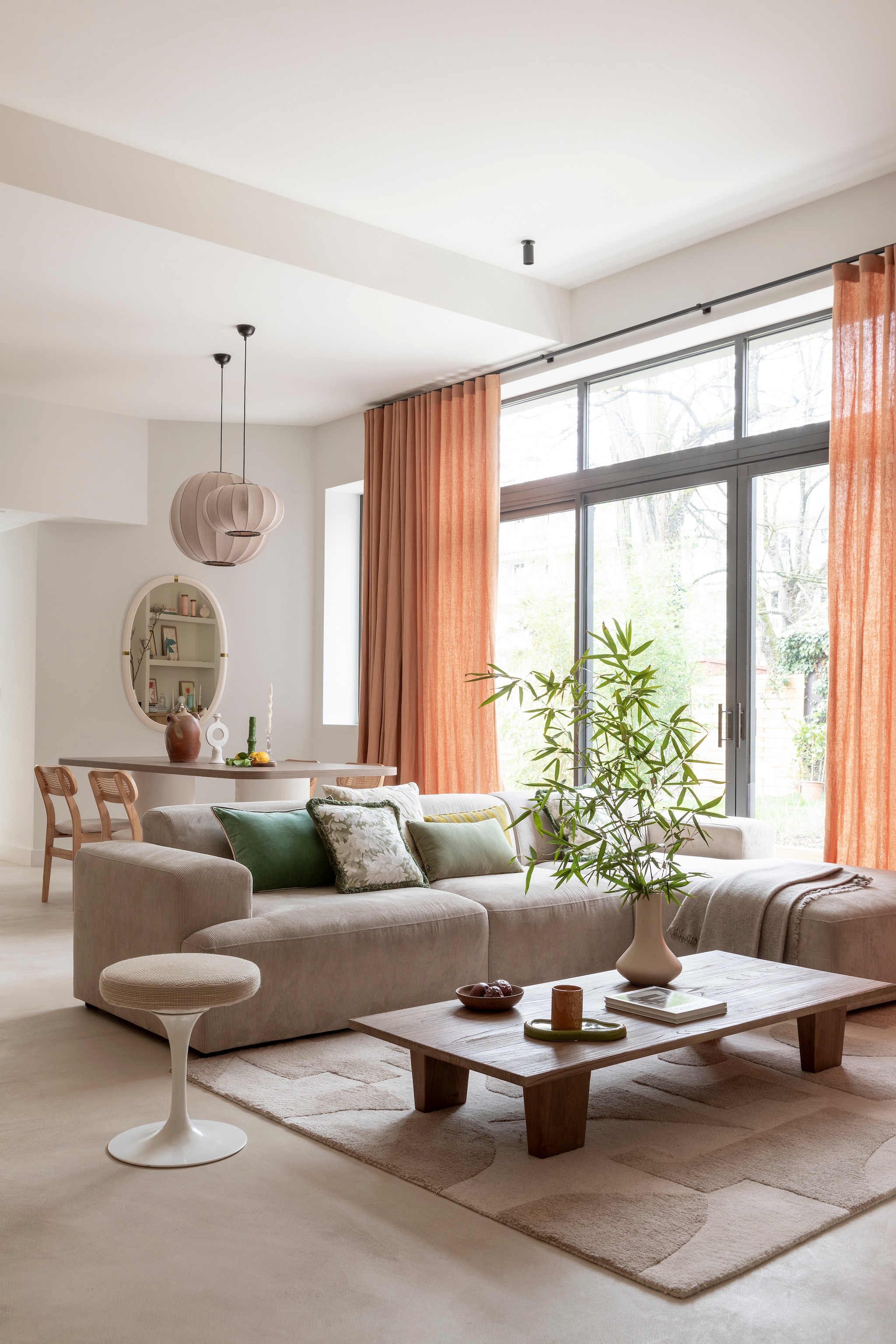 Tapijt en bank Westwing. Salontafel Zara Home. Witte vaas en dienblad H&m Home. Kaars op salontafel Les Composantes. Fles op eettafel en Knoll-kruk Les Puces du Canal. Kussen met patroon Jules Pansu. Kussens en gordijnen Élitis. Plaids Maison de Vacances. Eettafel ontworpen door Charlotte, uitgevoerd door B.i concept. Hanglampen Made by Hand. Spiegel The Socialite Family. Kandelaars uit Marrakech. Stoelen Leivel van Sklum. vtwonen 01-2026 | styling Marie Maud Levron | fotografie Pierrick Verny | productie AC Scoffoni