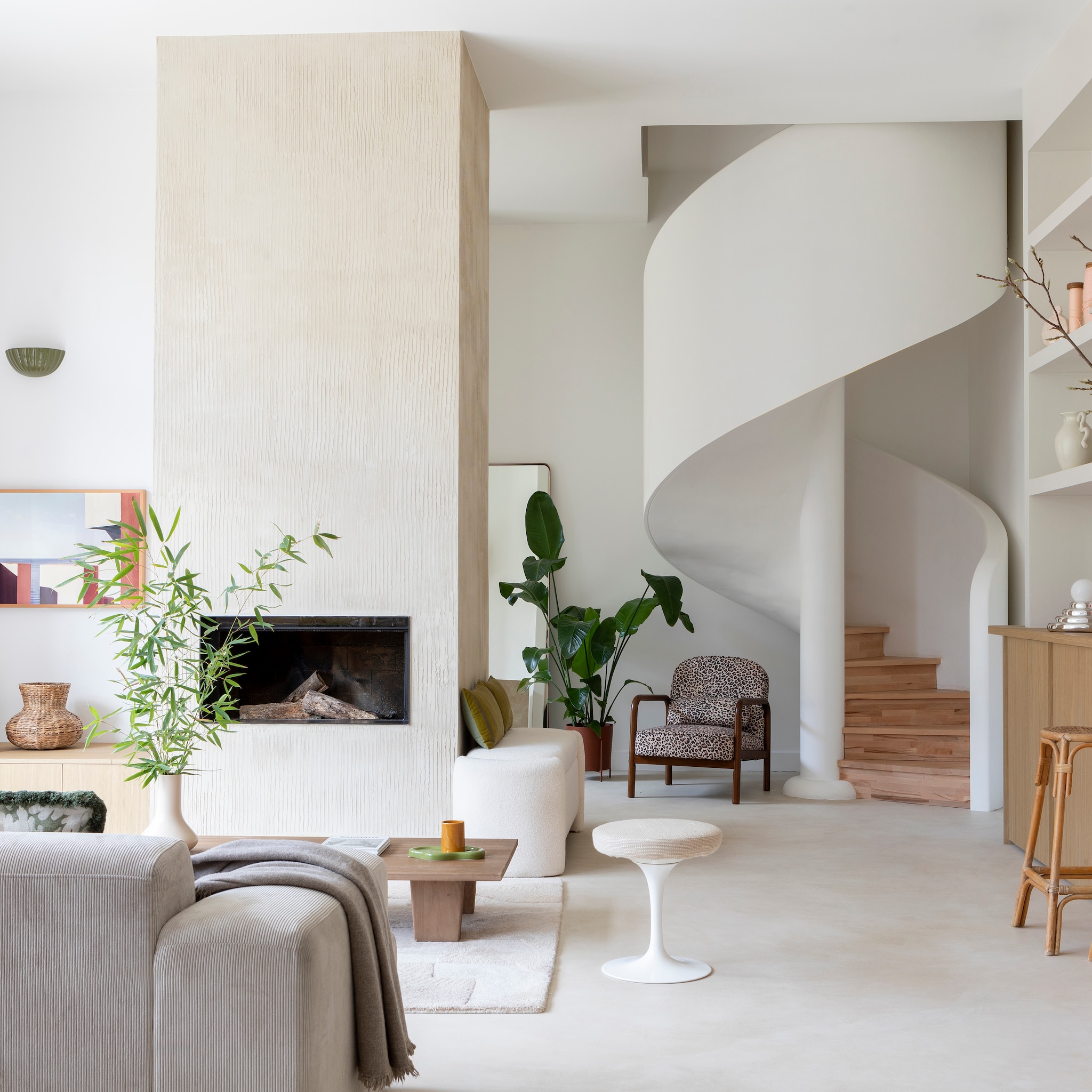 binnenkijken in oude zijdewerkplaats vol licht