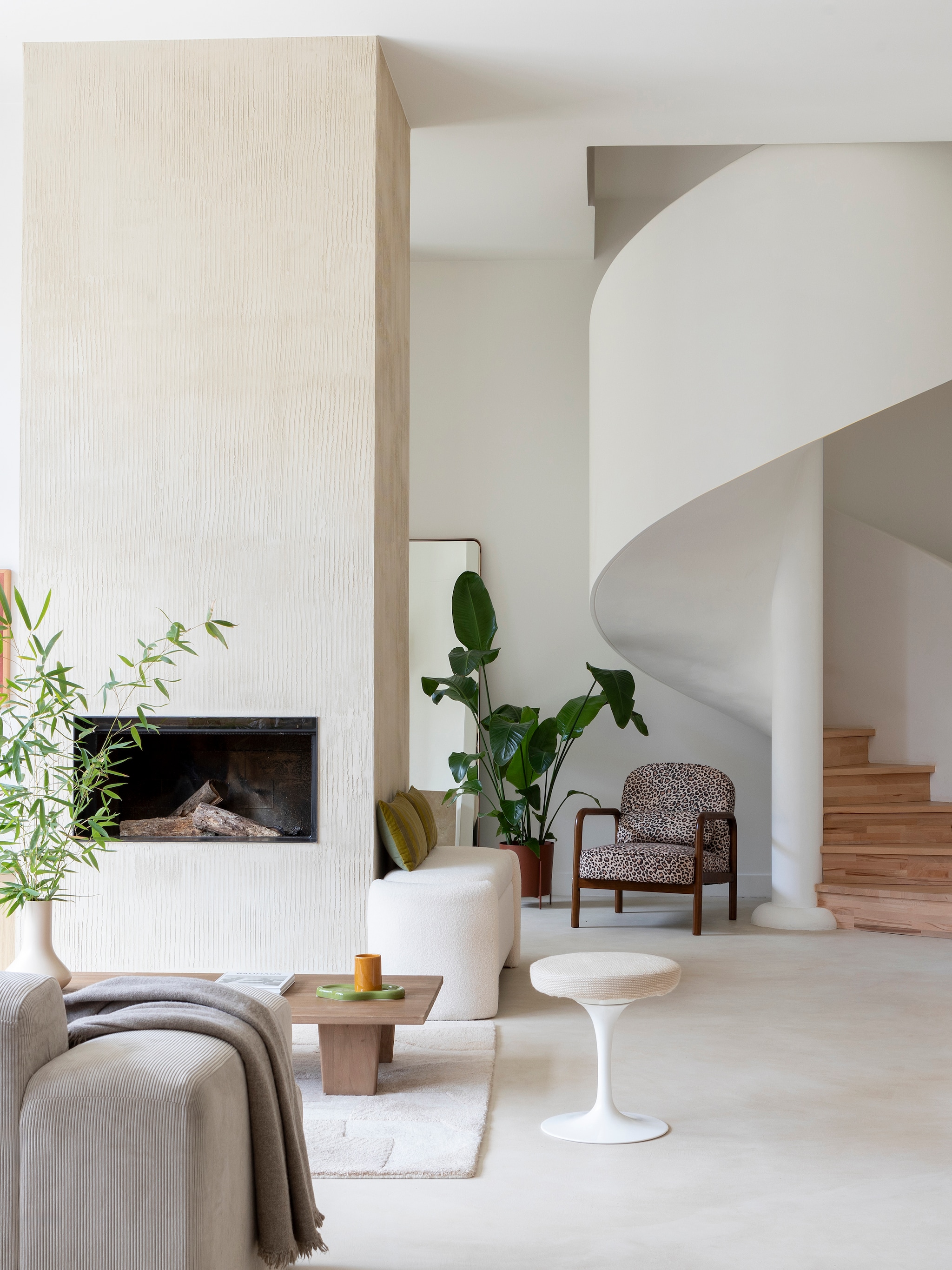 binnenkijken in oude zijdewerkplaats vol licht