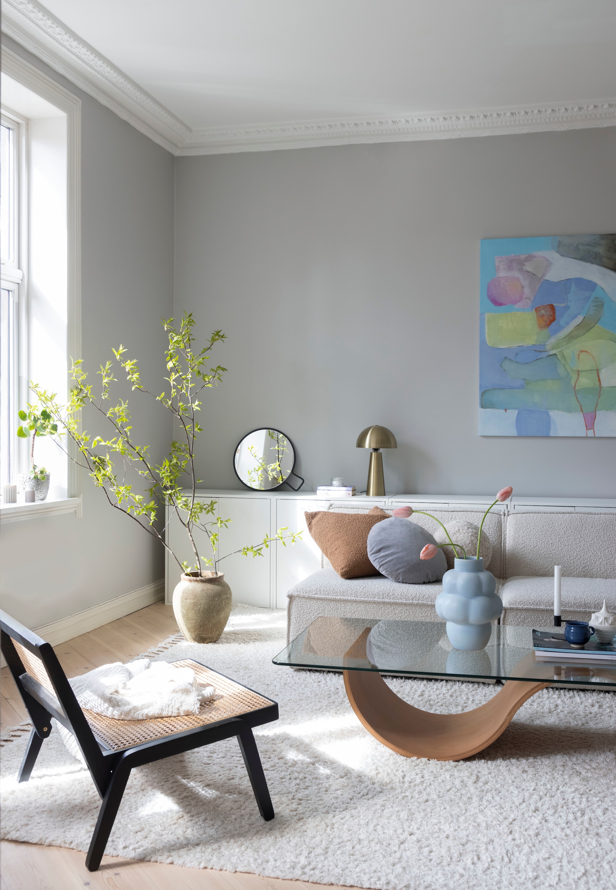 Bank Sofa company. Fauteuil H&m home. Hanglamp Kartell. Schilderij Lise Ivarson. Vergelijkbare goudkleurige tafellamp Dana van Kwantum of Pimpernel van Steinhauer. Salontafel en vloerkleed tweedehands. Wandkleur onbekend. vtwonen 01-2026 | styling Mari K. Olsen | fotografie Filippa Tredal | productie House of Pictures