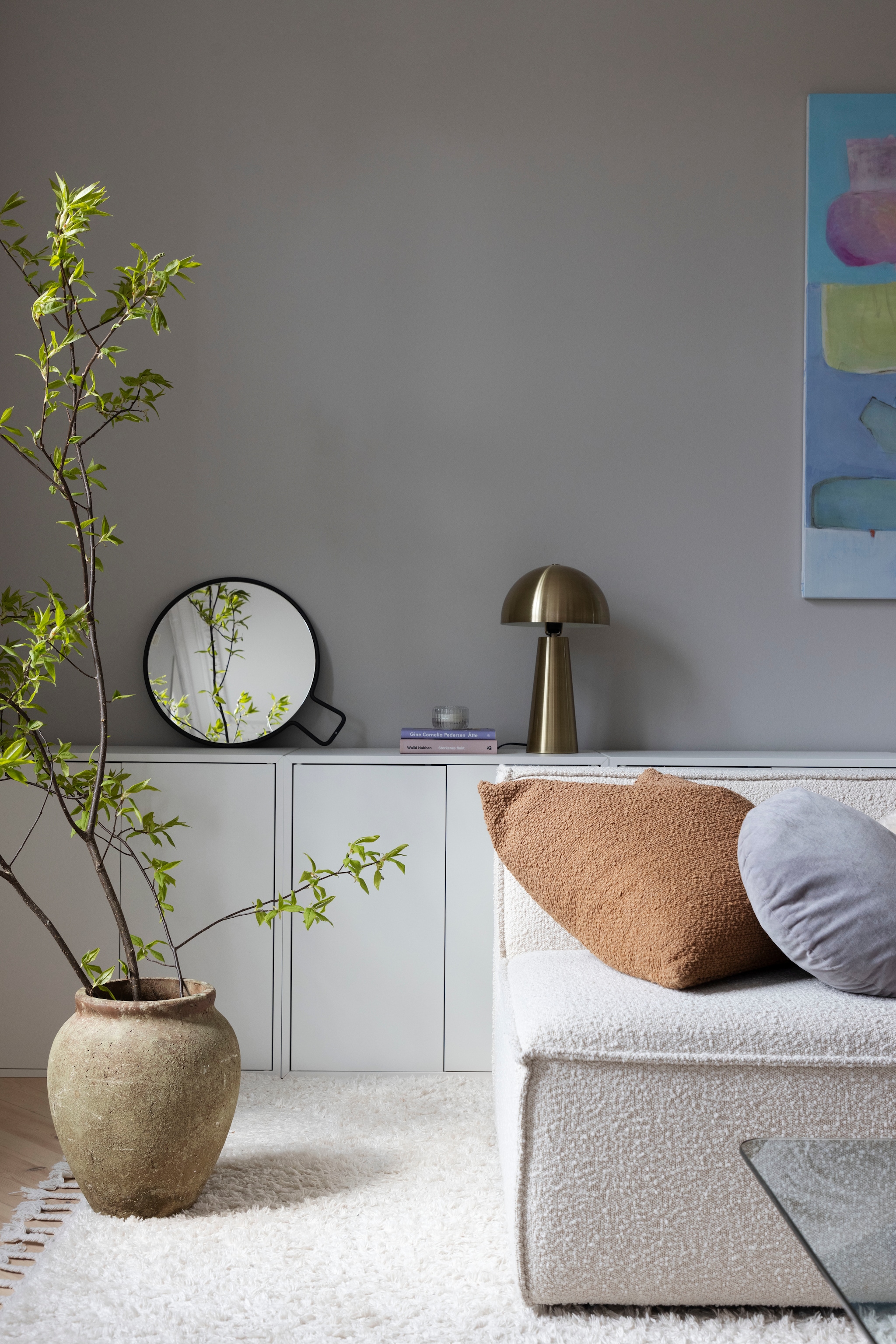 Kasten van Ikea. Spiegel Smd design. Vergelijkbare goudkleurige lamp Dana van Kwantum of Pimpernel van Steinhauer. Soortgelijke sierpot Westwing, Loberon en By Flou. Vloerkleed tweedehands. vtwonen 01-2026 | styling Mari K. Olsen | fotografie Filippa Tredal | productie House of Pictures