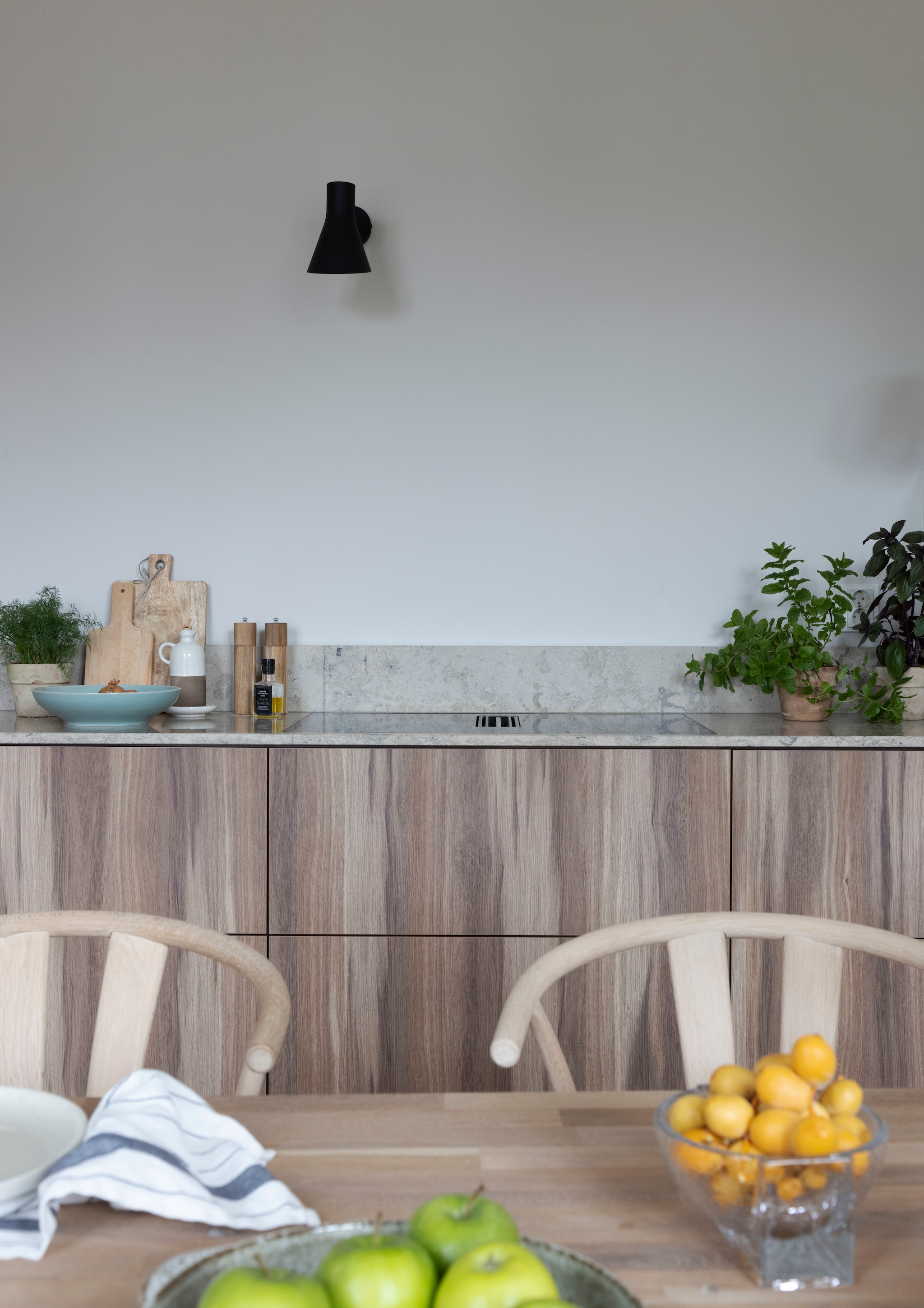 Snijplank Lexington. Oliefles Granit. Zout- en pepermolen Fretex. vtwonen 01-2026 | styling Mari K. Olsen | fotografie Filippa Tredal | productie House of Pictures