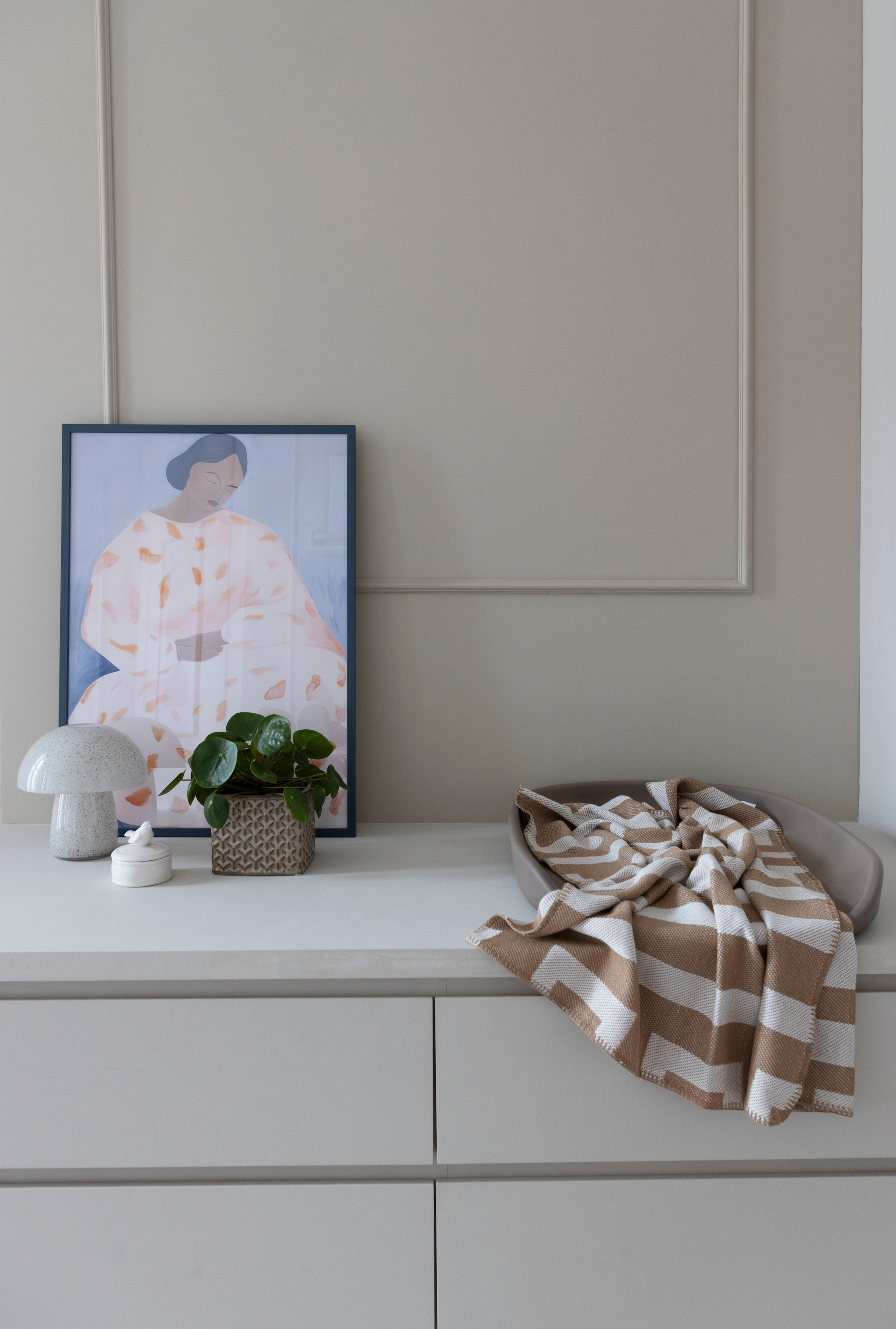 Soortgelijke lamp Fat mushroom van Leitmotiv of Jenny mushroom van Dyberg Larsen. Print Pleasant van By garmi. Kast Ikea. vtwonen 01-2026 | styling Mari K. Olsen | fotografie Filippa Tredal | productie House of Pictures