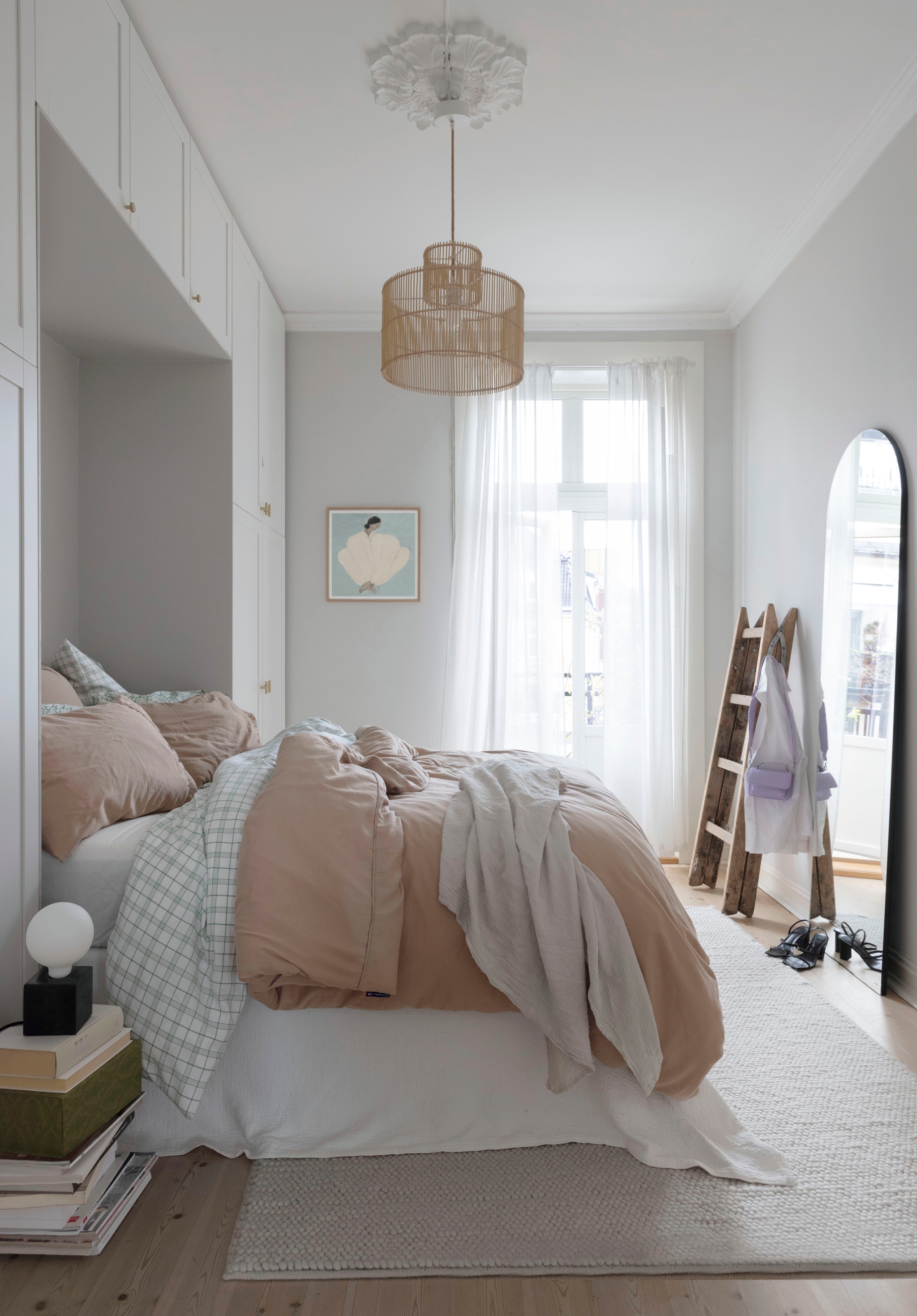 Kledingkast rond het bed zelf gemaakt met modules van Ikea. Hanglamp H&m home. Beddengoed Lexington. Vergelijkbare tafellamp Kalmar van Goossens of Eco-lights nero van Conrad. Print Meet me at Jaurès van Sofia Lind via April and May. Trap vintage vondst. Leuk: het nachtkastje bestaat uit een stapel boeken en tijdschriften. vtwonen 01-2026 | styling Mari K. Olsen | fotografie Filippa Tredal | productie House of Pictures