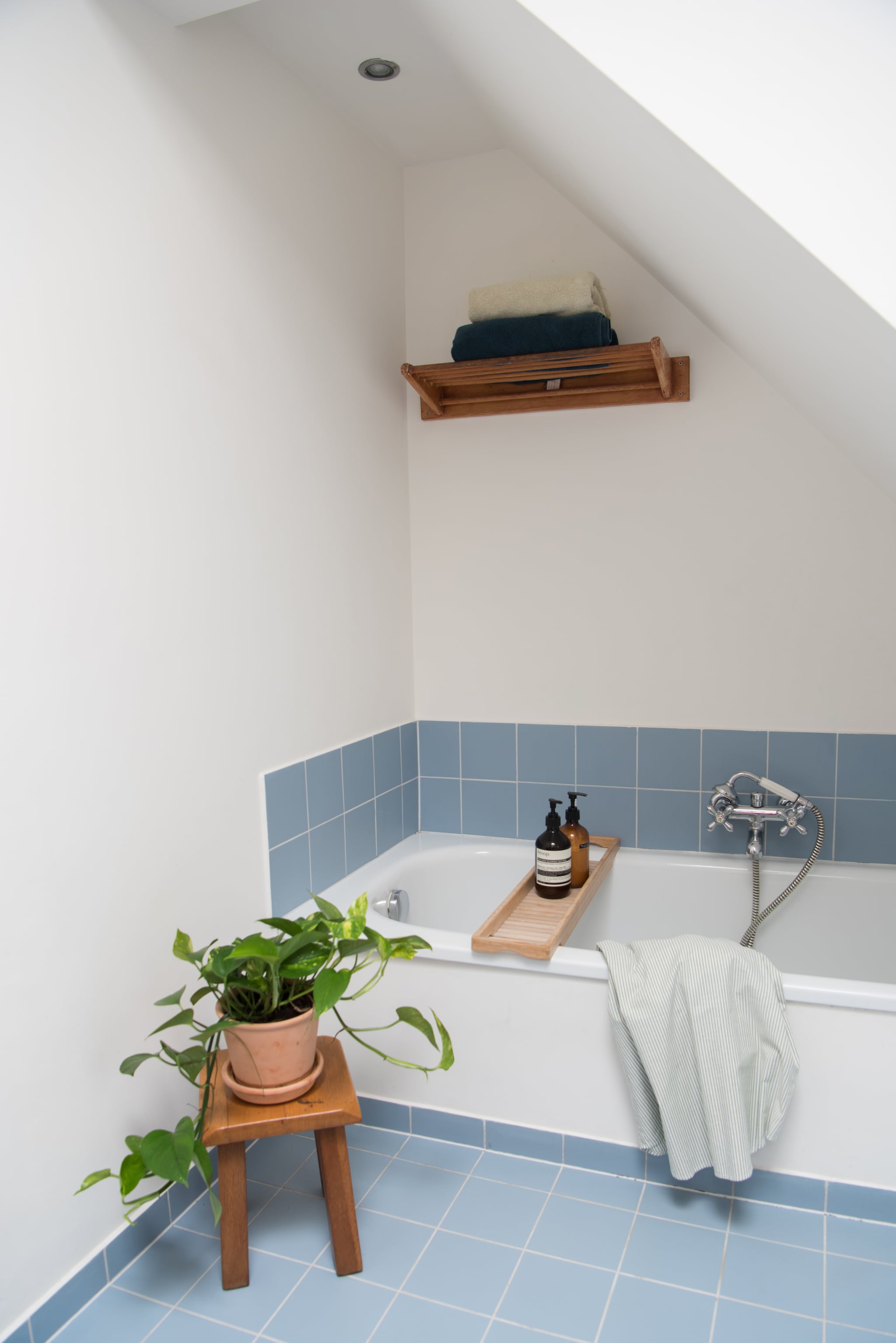 Kruk van opa en oma. Bloempot Intratuin. Zeepdispensers Aesop.  vtwonen 01-2026 | styling Jasmijn Stegeman | fotografie Anke Leunissen