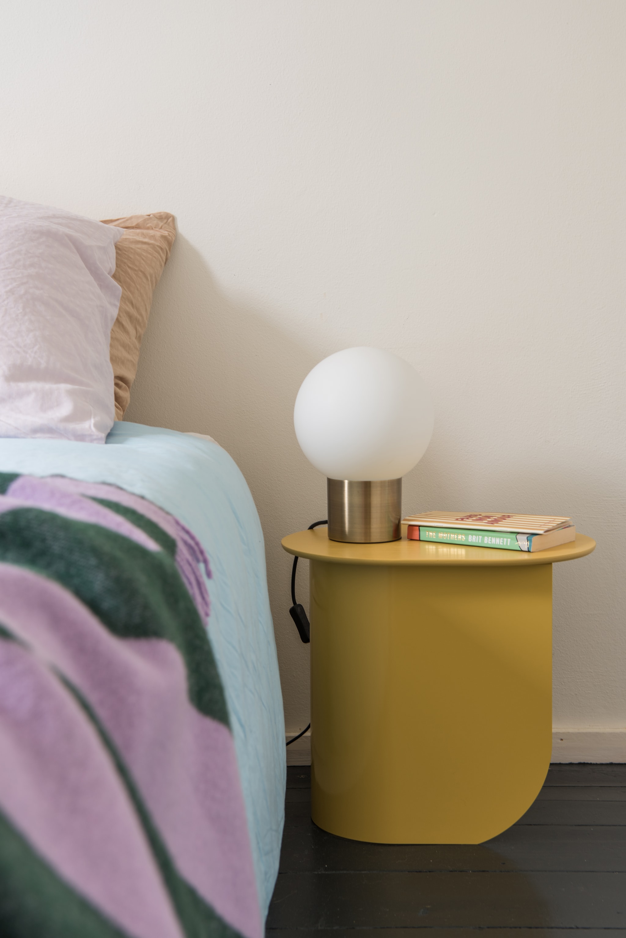 Vloerverf Railings van Farrow & Ball. Bijzettafel Fést. Plaid Klekks. Lamp Kwantum.  vtwonen 01-2026 | styling Jasmijn Stegeman | fotografie Anke Leunissen