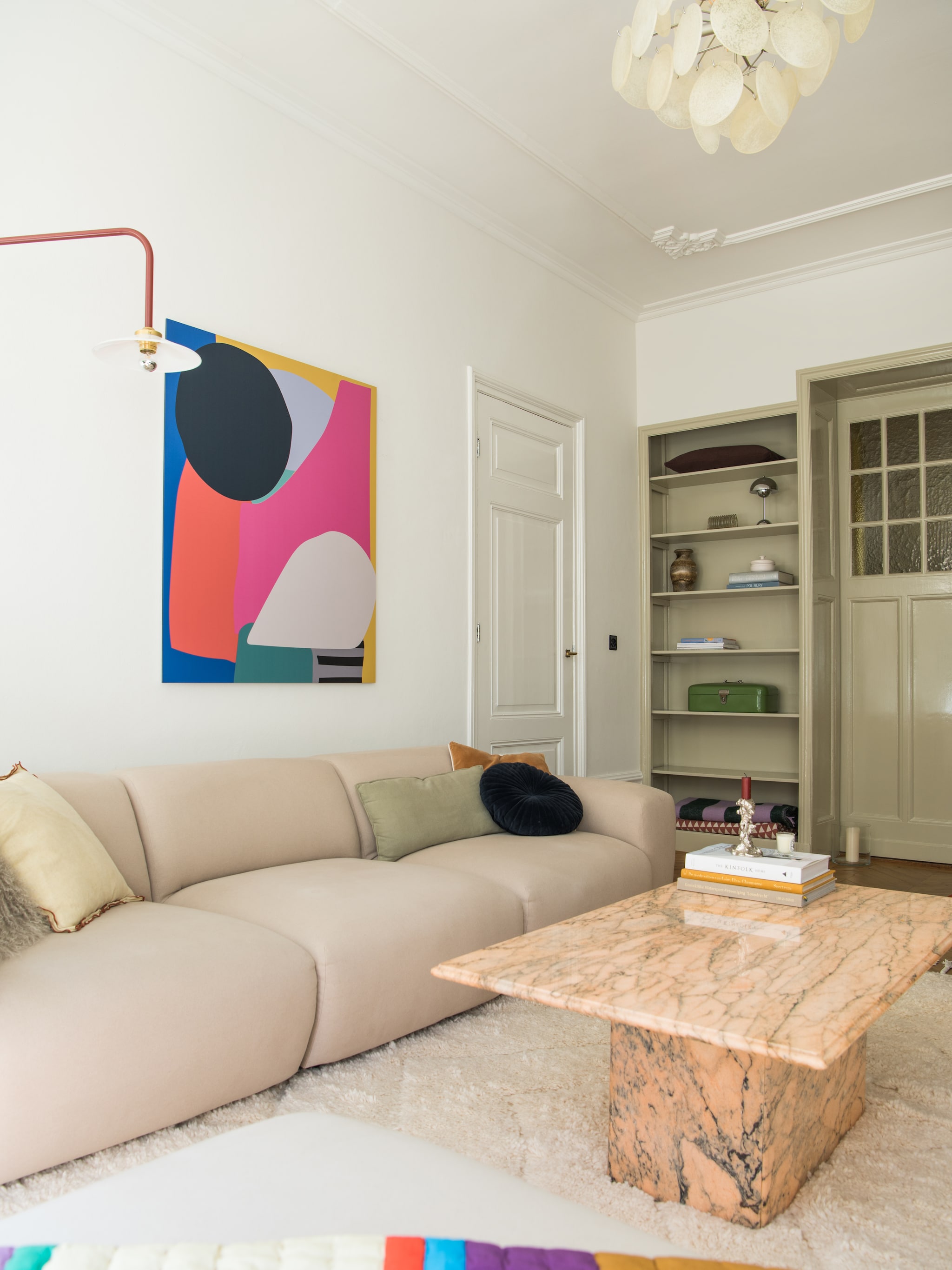 binnenkijken neutrale basis met kleurrijke designparels