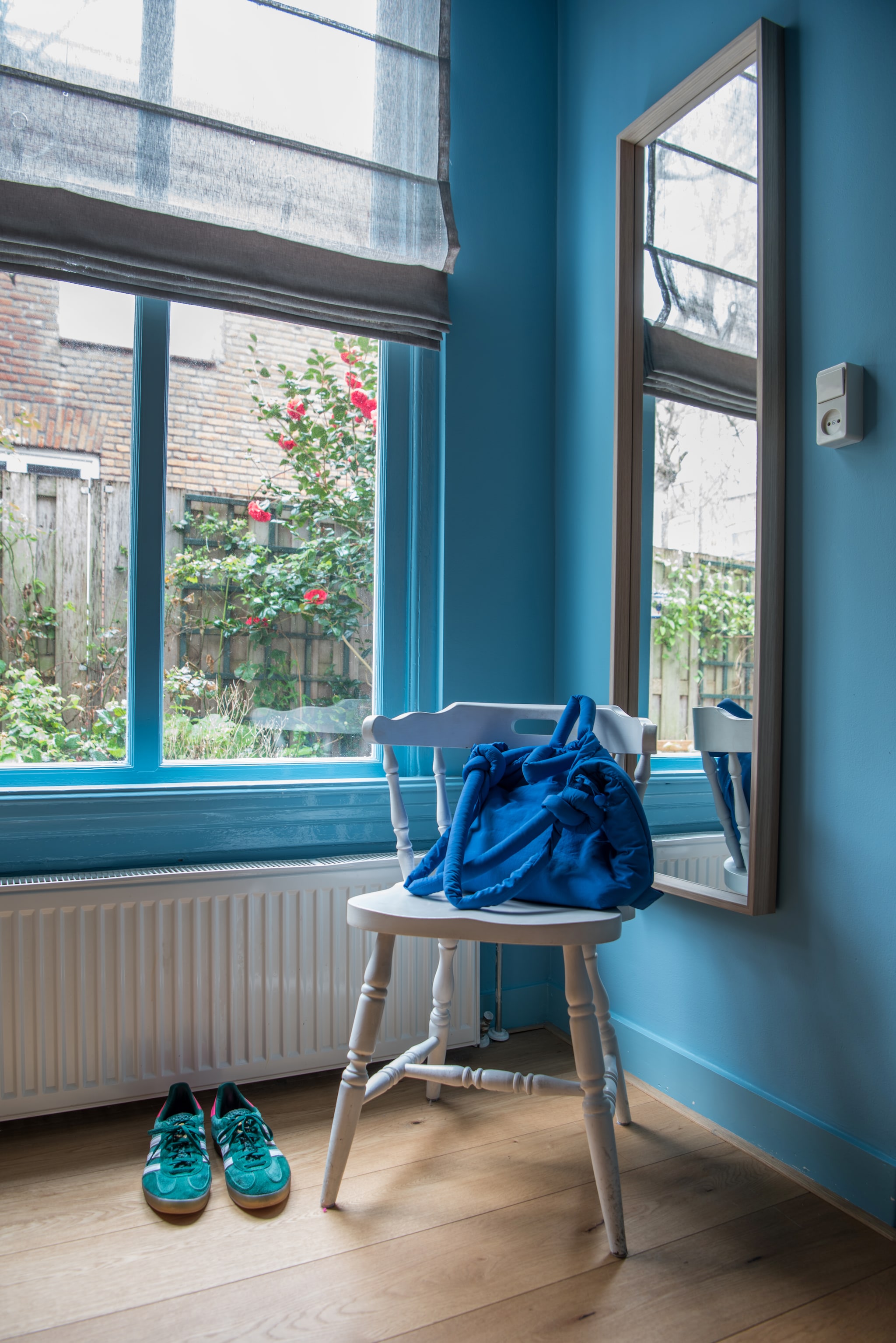 Muurverf Yonder van Farrow & Ball. Vouwgordijnen Veneta. Stoel van opa en oma.   vtwonen 01-2026 | styling Jasmijn Stegeman | fotografie Anke Leunissen