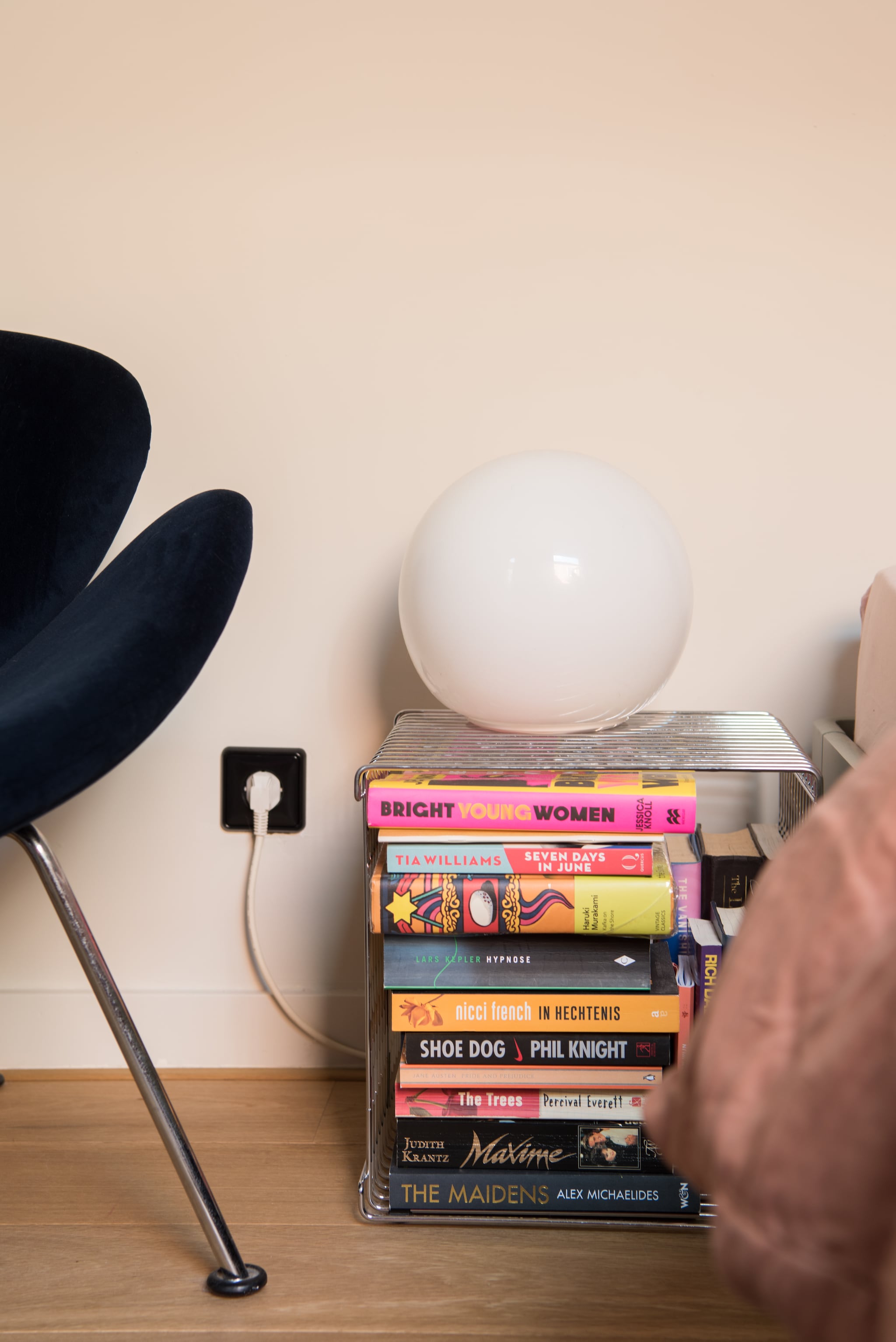 Muurverf Joanna van Little Greene. Bijzettafel Montana. Stoel Artifort. Lamp Ikea.  vtwonen 01-2026 | styling Jasmijn Stegeman | fotografie Anke Leunissen