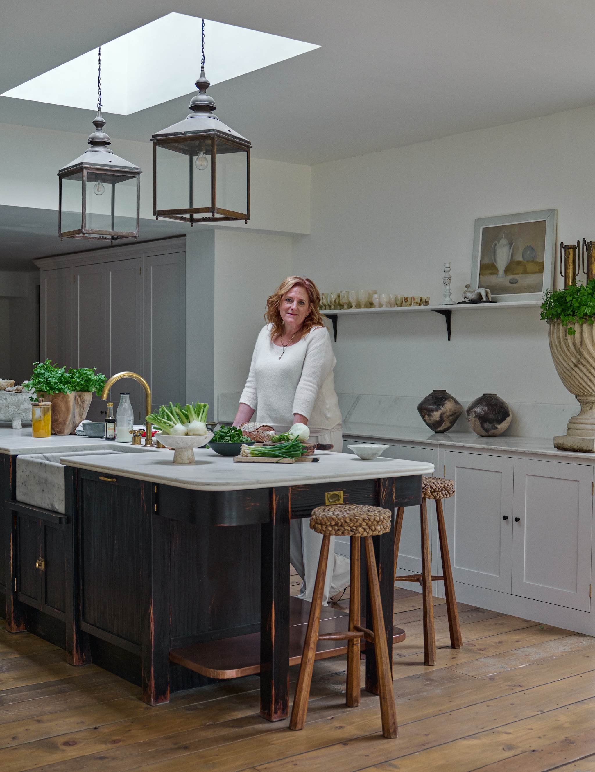 Handgemaakte en -geschilderdekeukenkastjes van Plain English.Houten barkrukken met rietenzitting Albion Nord. Kunstwerk Margaret Firth. Overig antiek en vintage. vtwonen 12-2025 | productie Living Inside | styling Ali Heath | fotografie Brent Darby