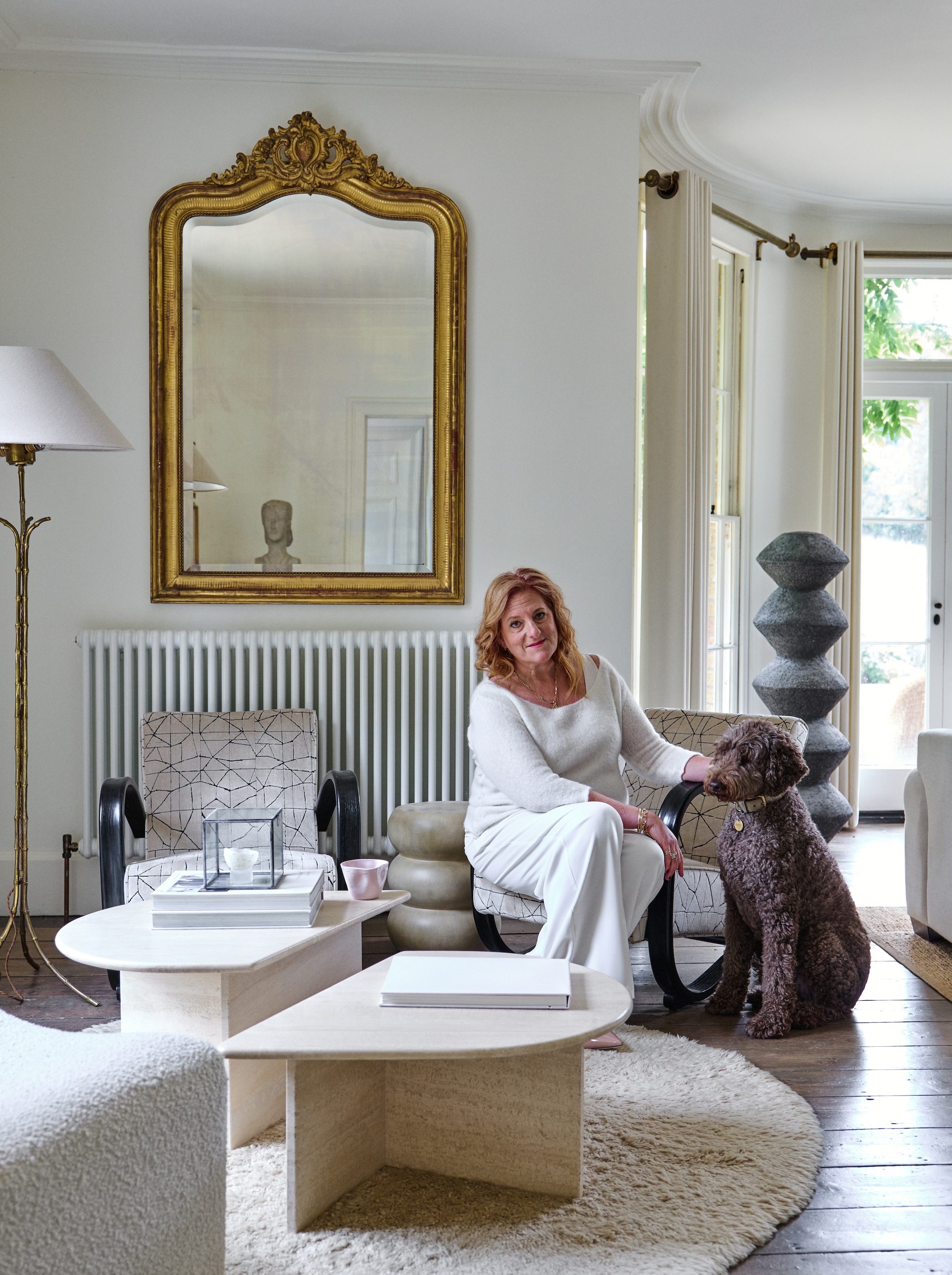 Art-deco stoelen bekleed met fluweel van Pierre Frey. Salontafels via mid-century-handelaar uit Amsterdam.Keramiek in glazen doos van antiekbeurs. Soortgelijke spiegel ’t Achterhuis. vtwonen 12-2025 | productie Living Inside | styling Ali Heath | fotografie Brent Darby
