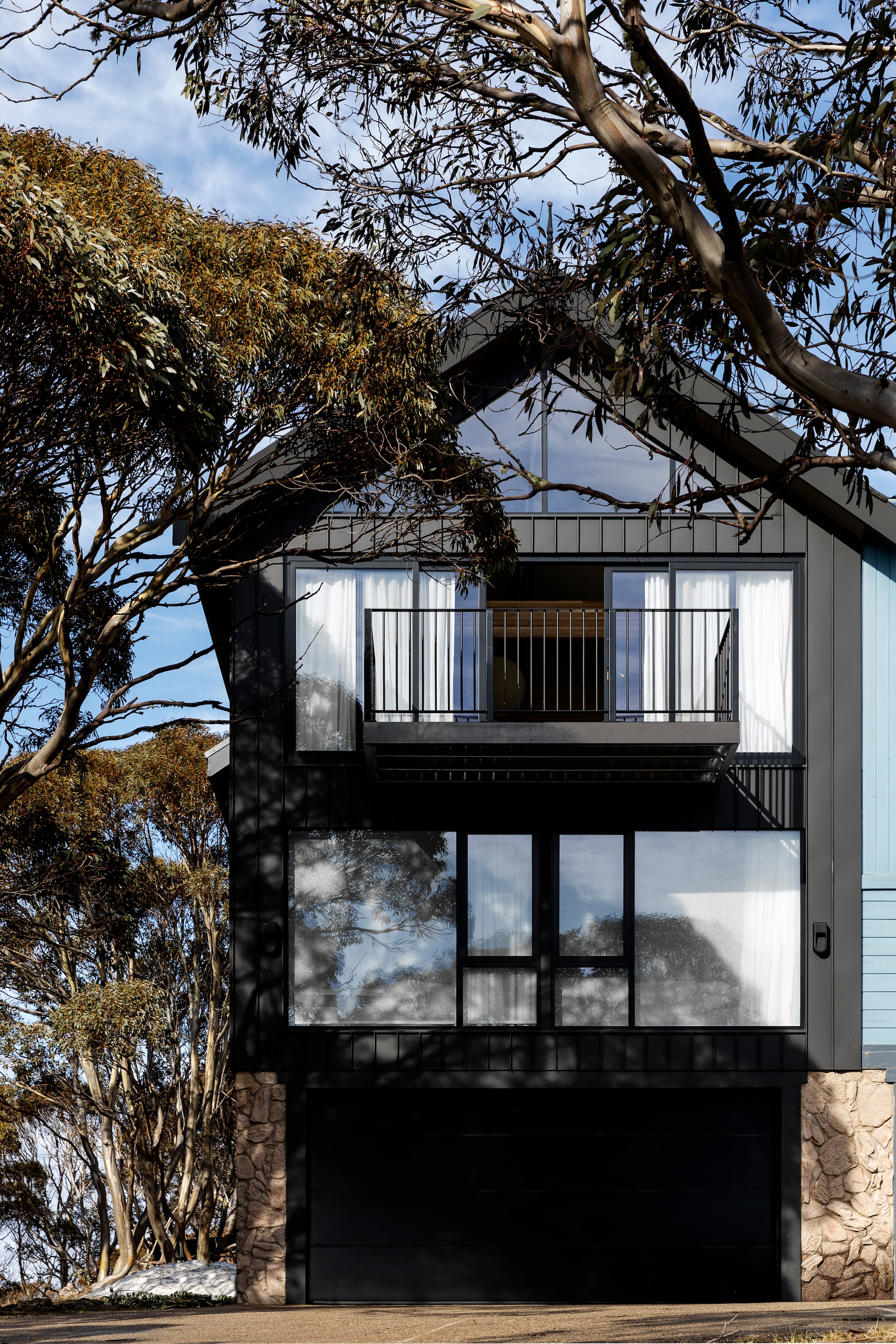 De woonkamer is boven in het huis, bij het balkon, om te kunnen genieten van het uitzicht. vtwonen Landelijk 01-2026 | fotografie Martina Gemmola | productie Living Inside