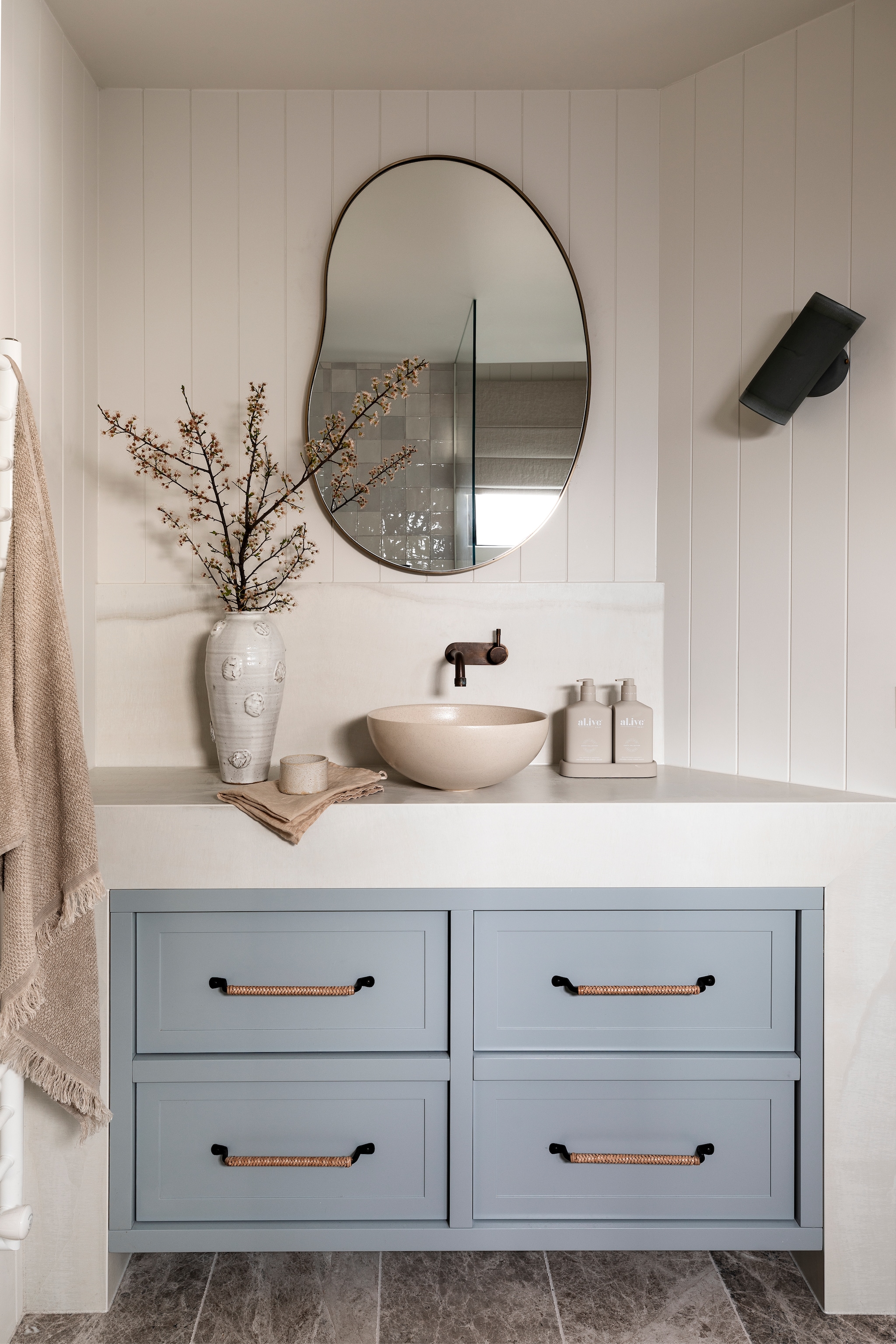 Wastafel Robert Gordon Interiors. Wastafelblad Artedomus. Houtwerkkleur Newport Blue van Porter’s Paints. Handgrepen The Society Inc. Kraan Brodware. Spiegel Ferm Living. Linnen handdoek Cultiver. Handzeep Alive. Vaas vintage. vtwonen Landelijk 01-2026 | fotografie Martina Gemmola | productie Living Inside