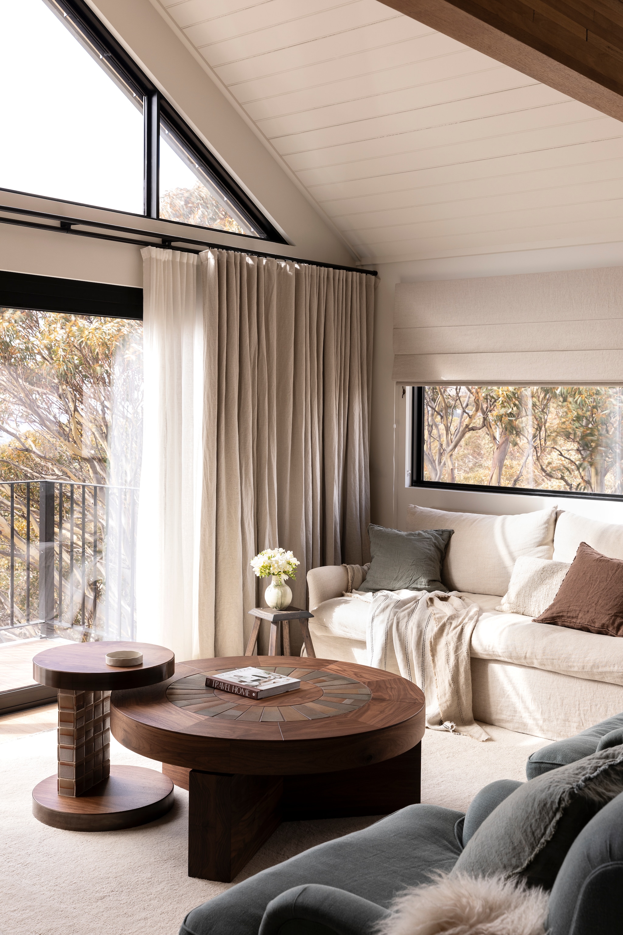 Maatwerk salontafel Christopher Blank Furniture en Kate Bowman Ceramics. Gordijnen Stonewash linnen in Naturel van Westbury Textiles. Bijzettafel Telegraph van Five Mile Radius. Vaas vintage. Maatwerk bank Wills Furniture, bekleed met Washed Luxembourg in Oatmeal van Westbury Textiles. Kussen Hale Mercantile. Plaid Mira van Cultiver. Vloer Europees eiken in Smokey Grey, afwerking uv-olie van Woodcut. Maatwerk vloerkleed van Halcyon Lake. vtwonen Landelijk 01-2026 | fotografie Martina Gemmola | productie Living Inside