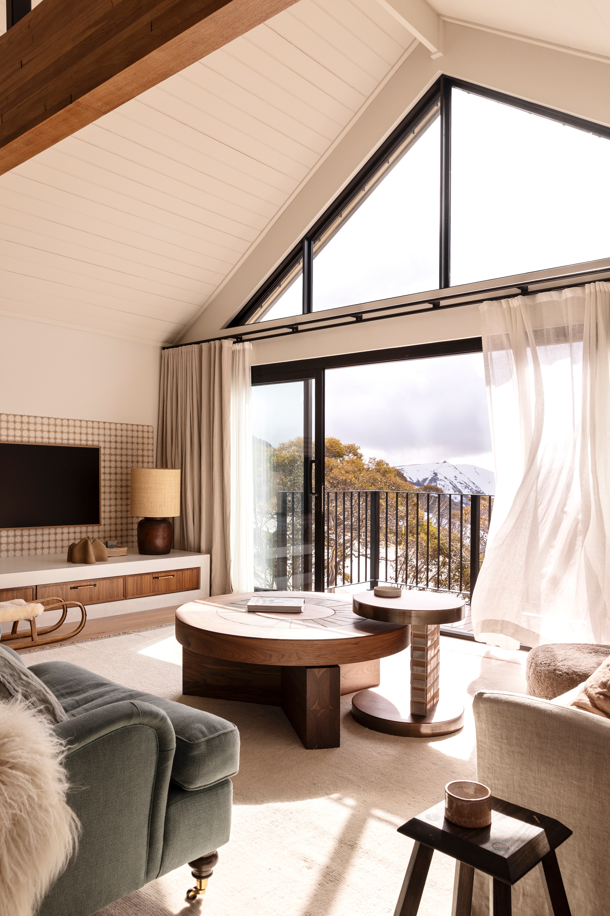 Maatwerk salontafel Christopher Blank Furniture en Kate Bowman Ceramics. GordijnenStonewash linnen in Naturel van Westbury Textiles. Bijzettafel Telegraph van Five Mile Radius. Vaas vintage. Maatwerk bank Wills Furniture, bekleed met Washed Luxembourg in Oatmeal van Westbury Textiles. Kussen Hale Mercantile. Plaid Mira van Cultiver. Vloer Europees eiken in Smokey Grey, afwerking uv-olie van Woodcut. Maatwerk vloerkleed van Halcyon Lake. vtwonen Landelijk 01-2026 | otografie Martina Gemmola | Productie Living Inside