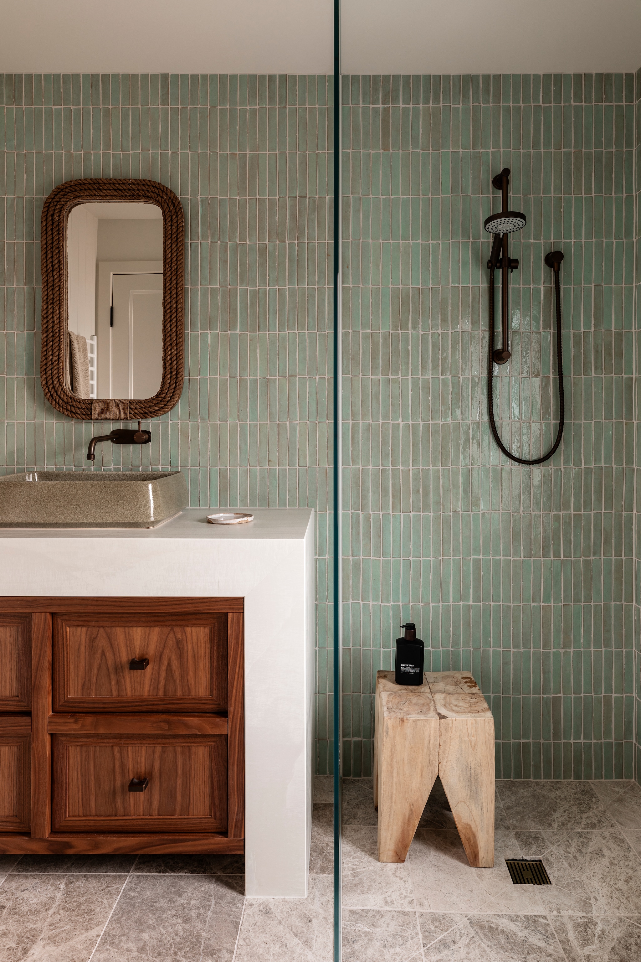 Vloertegels Ezrshd kalksteen en wandtegels zelliges van Tiles of Ezra. Spiegel The Society Inc. Kruk Ocean + Stone. Wastafel Robert Gordon Interiors. Wastafelblad en -ombouw Marmi Bright Onyx van Artedomus. Timmerwerk massief walnoot van Kpl Interiors. Handgrepen Kethy. vtwonen Landelijk 01-2026 | fotografie Martina Gemmola | productie Living Inside