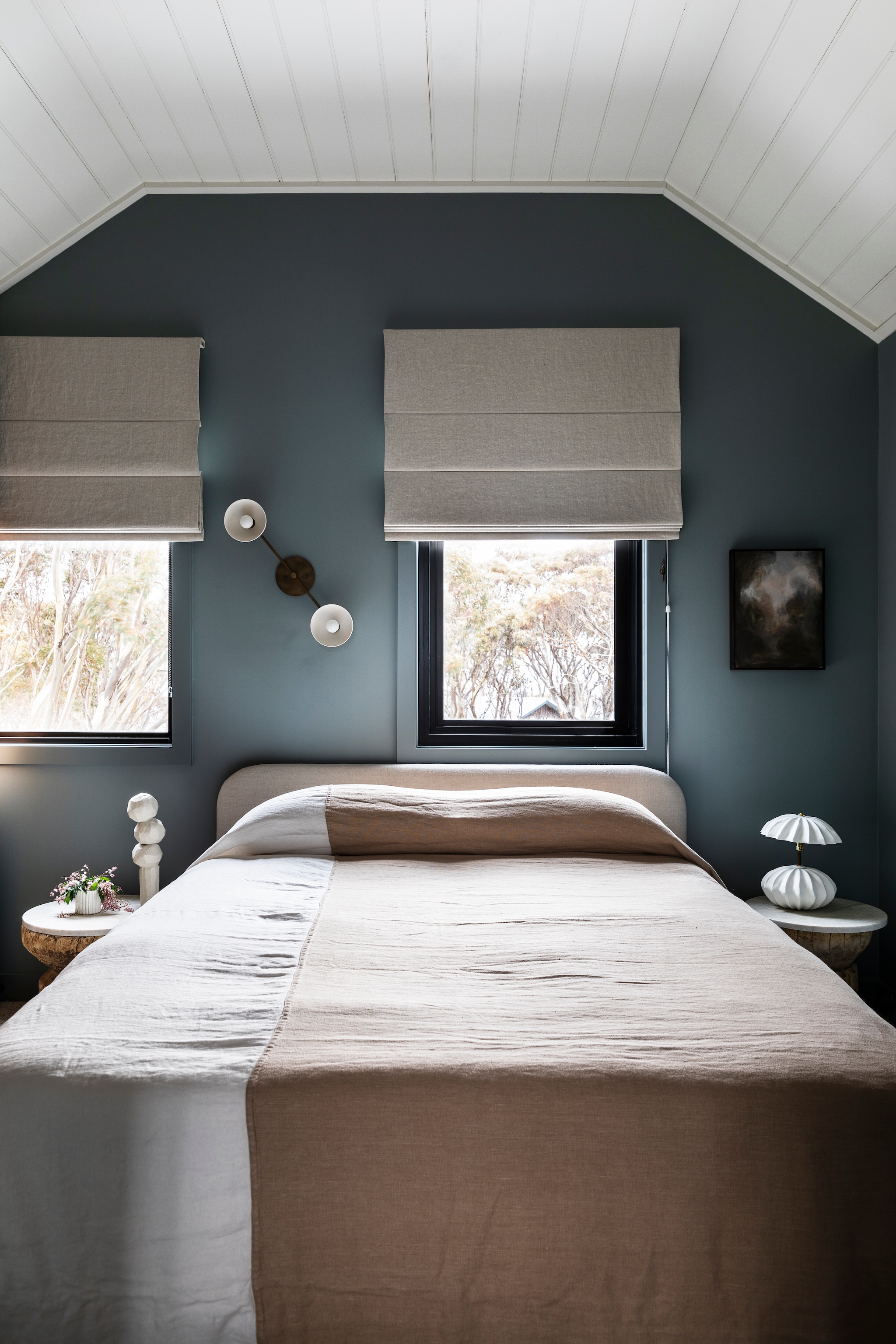 Muurkleur Moorehen van Porter’s Paints. Nachtkastjes Friday Store, blad op maat geslepen steen van Apex Stone. Sculptuur Spheres van Kirsten Perry. Hoofdbord Thomas van Wills Furniture, in stonewash Linen kleur Natural van Westbury Textiles. Bedsprei Heavyweight Linen kleur Duo van Cultiver. vtwonen Landelijk 01-2026 | fotografie Martina Gemmola | productie Living Inside