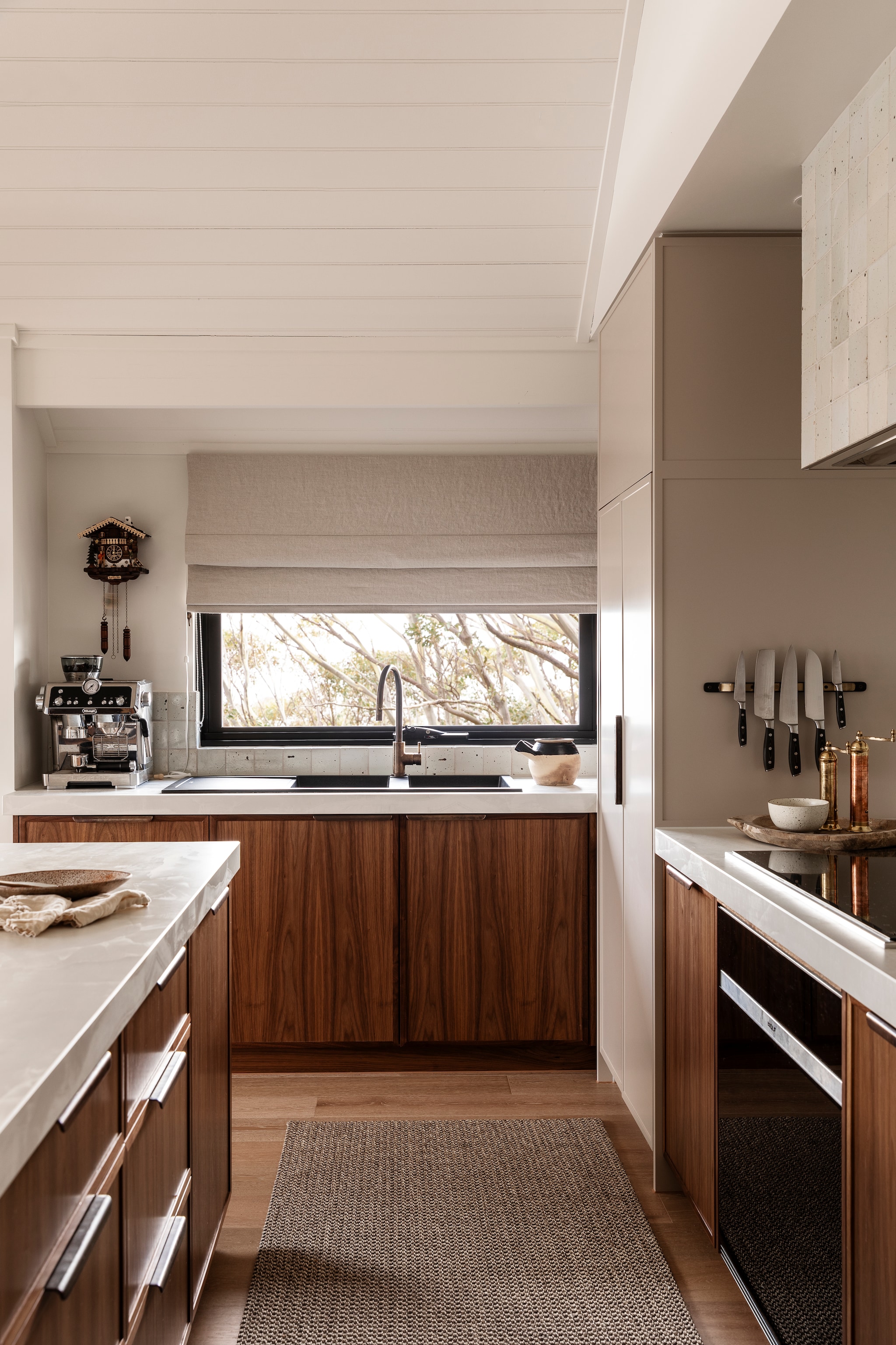 Wandtegels Tiles of Ezra. Keukenmengkraan Yokato van Brodware. Werkblad Artedomus. Loper Pinto van Natural Floorcoverings. Muur- en plafond in Half Watermark van Porter’s Paints. vtwonen Landelijk 01-2026 | fotografie Martina Gemmola | productie Living Inside