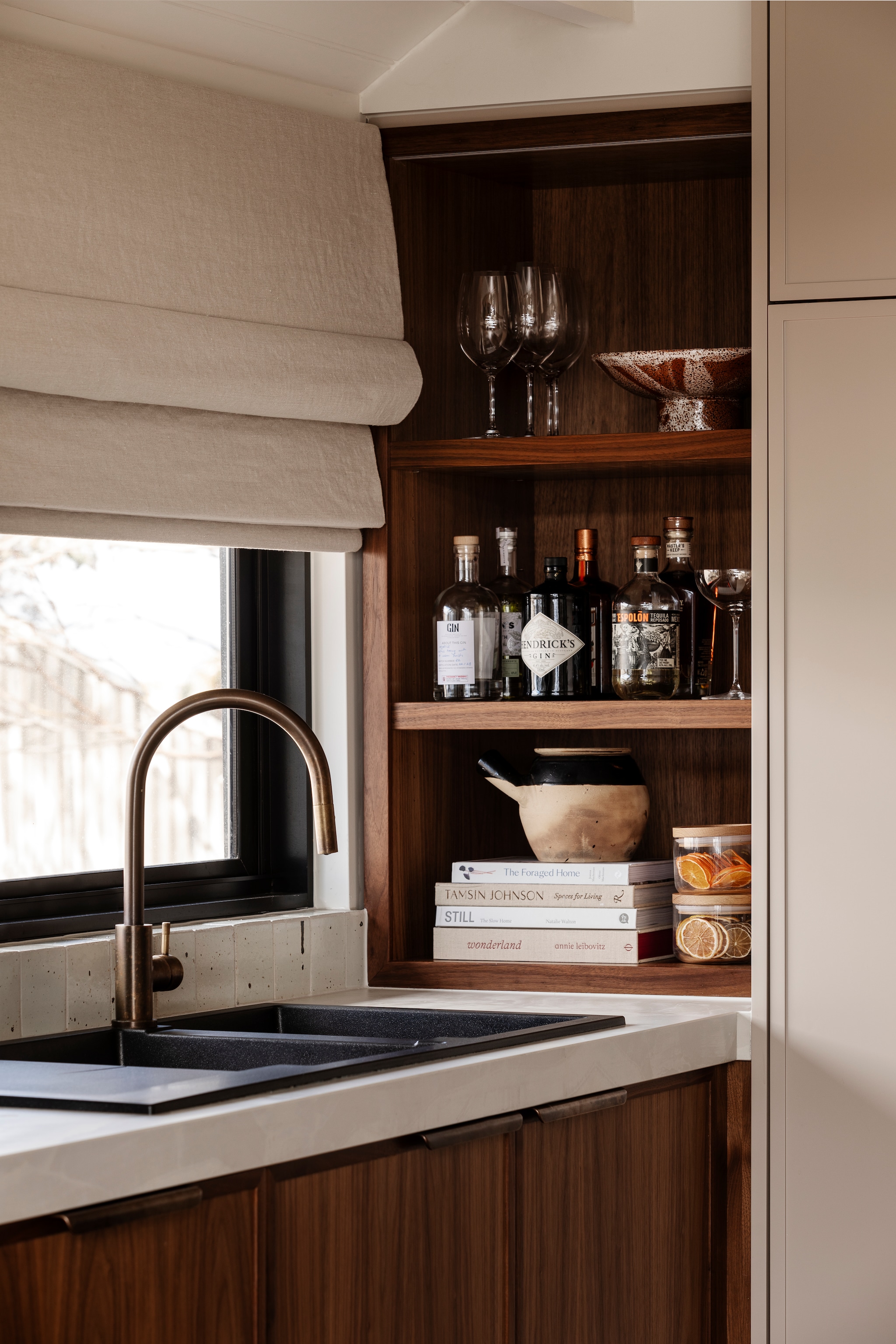 Maatwerk onderkasten van massief Amerikaans notenhout en voorraadkast  in Organic 5 SC-006E van Haymes, beide door Kpl Interiors. Handgrepen Cove van Henry Wilson. Romeinse jaloezie van stof Leiko van Designs of the Time via James Dunlop, vervaardigd door Life By Shades. vtwonen Landelijk 01-2026 | fotografie Martina Gemmola | productie Living Inside