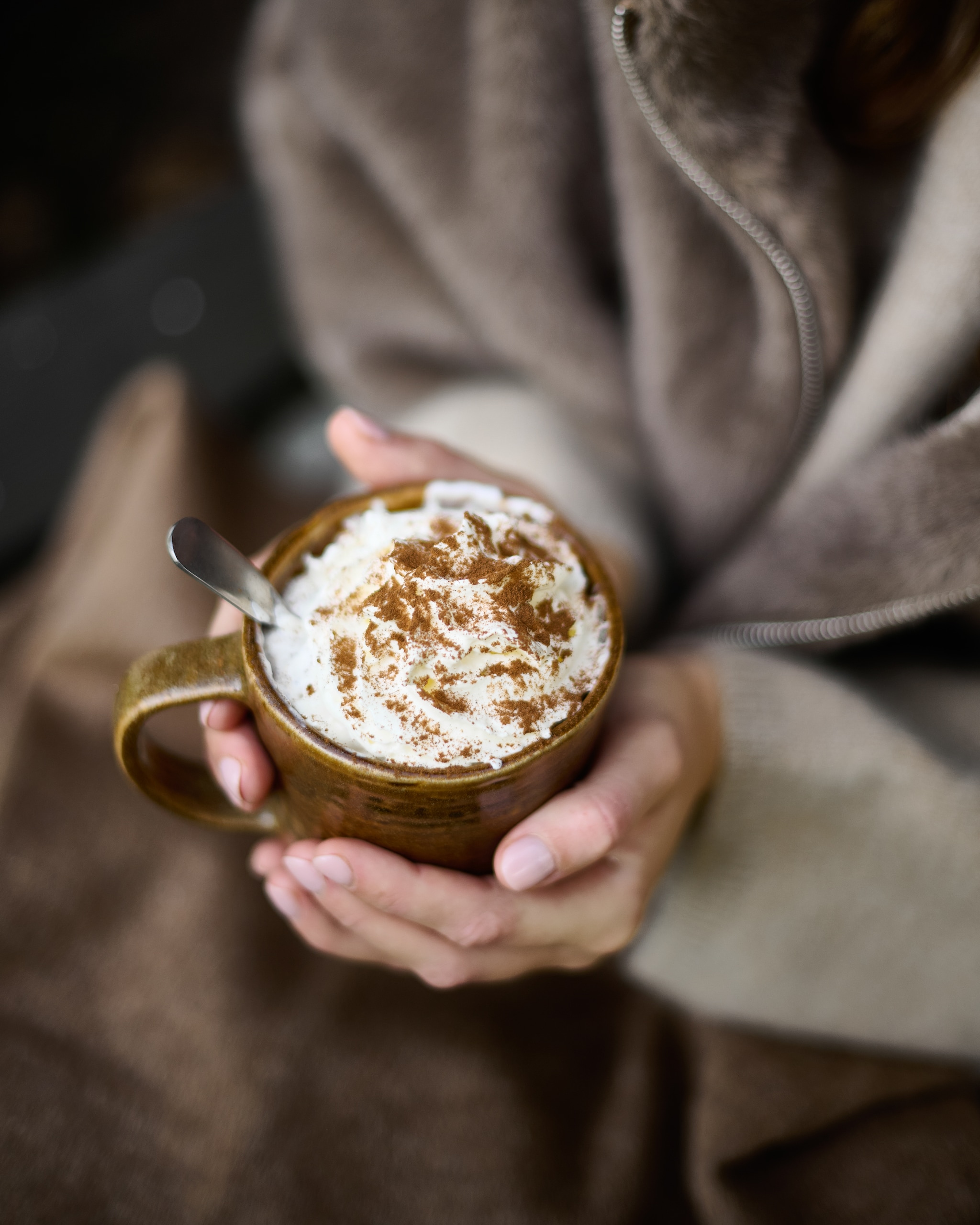 Zara Home mok, steengoed, pumpkin € 9,99 (zarahome.com). Vachtenspecialist plaid, alpacawol, karamel, 200x150 cm (lxb) € 129,95 (vachtenspecialist.nl). Overig privébezit. vtwonen Landelijk 12-2025 | styling Sanne Keetelaar | fotografie Sjoerd Eickmans