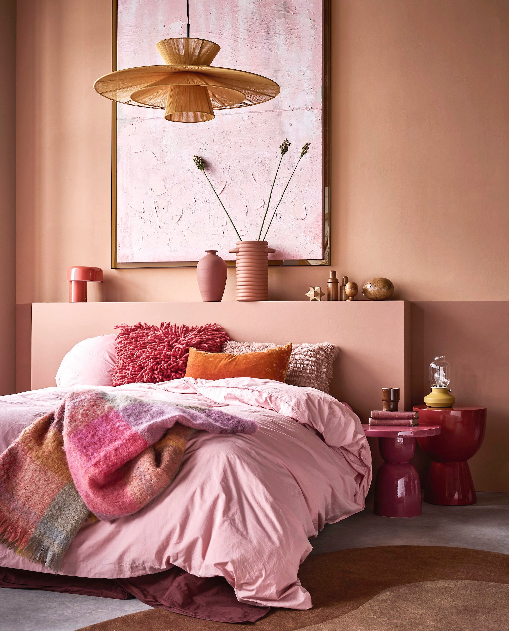 Lab Paint muurverf lambrisering, Barista en Little Italy, en muurverf sokkel, Tout, 1 liter € 56,- (vestingh.nl). Casalis vloerkleed en panelen, reliëf geweven wollen stof, zachtgeel en terra, prijs op aanvraag (casalis.be). Urban Nature Culture pot Madu, aardewerk, terra € 249,99, Pstr Store poster Brothers door Studio Dalli, papier, oranje/blauw, 30x40 cm € 45,- (shop.vtwonen.nl). HKliving kussen Rugged, wol/katoen, kersenrood € 79,95, schaal Shell, keramiek, rozerood € 99,95 (hkliving.nl). Ikea plaid Stockholm 2025, wol, oranje € 79,99 (ikea.com). Loods 5 bankje Trix, metaal, bordeaux, 110x 37,5x45,5 cm (lxbxh) € 295,- (loods5.nl). Fést salontafel Uma, glas en hout, chocolate,  100x31 cm (Øxh) € 599,-(festamsterdam.com). vtwonen 09-2025 | styling Marianne Luning | fotografie Alexander van Berge