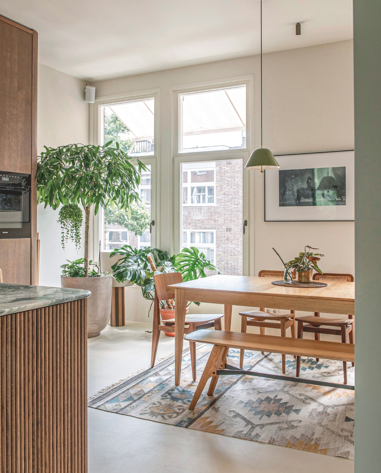 S-table en C-chairs van Gubi. Vloerkleed Carpetvista. Hanglamp Levitate van Audo. Vloerlamp Post van Ferm Living. Plantenpot Collect Plants Sc44 van &Tradition. Kunstwerk digitale lijst van Ionnyk. Oven Miele. vtwonen 10-2025 | fotografie Caroline Coehorst