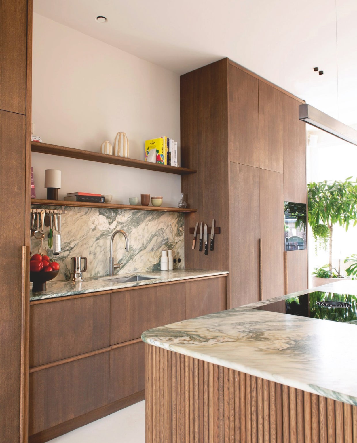 Keuken en inbouwkasten Robert Tediek. Fruitschaal Zara Home. Kraan Quooker. Kookplaat Miele. Lamp op plank Manhattan Sc52 van &Tradition. Hanglamp I-model Cordless van Anour. Peper-en-zoutstel Audo. Vazen Ferm Living. Espressoapparaat 9090 van Alessi. vtwonen 10-2025 | fotografie Caroline Coehorst