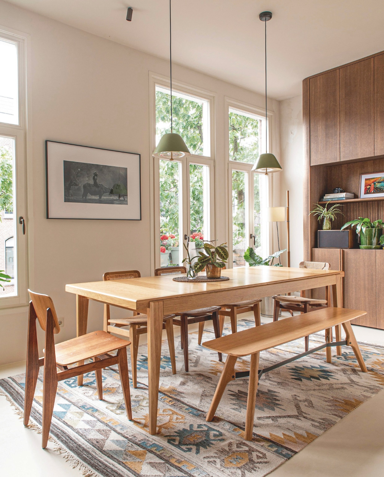 Stoelen C-chairs en tafel S-table van Marcel Gascoin uit 1953, heruitgebracht door Gubi. Vloerkleed Carpetvista. Hanglamp Levitate van Audo. Vloerlamp Tmm van Santa & Cole. Wandkast Robert Tediek. Speaker La Boite Concept. Kunstwerk digitale lijst van Ionnyk. vtwonen 10-2025 | fotografie Caroline Coehorst