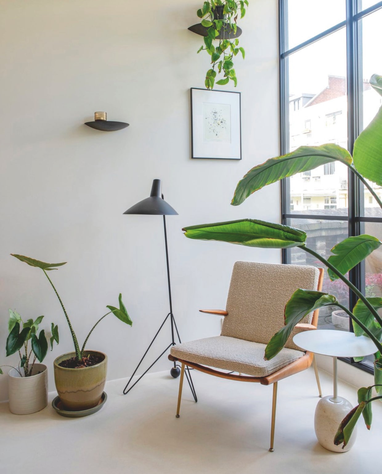 Vloerlamp Tripod Hm8, fauteuil Boomerang Hm2 en bijzettafel Lato Ln8 van &Tradition. Kunstwerk Massimo Danielis. Wandplankjes Fungi van Audo. vtwonen 10-2025 | fotografie Caroline Coehorst