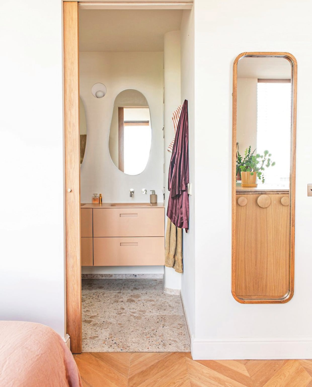 Wastafelmeubels Inbani. Wandlamp Shelby van Modular. Spiegel rechts Zara Home. Eikenhouten vloer Cibo. vtwonen 10-2025 | fotografie Caroline Coehorst