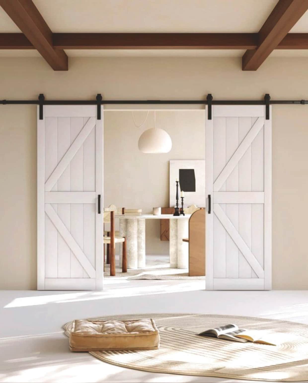 K-design dubbele schuifdeur, massief mdf, diverse afmetingen, prijs vanaf € 435,- (arkdesignhome.com). vtwonen landelijk 10-2025 | productie Living Inside | styling Natalie Walton  | fotografie Lynden Foss