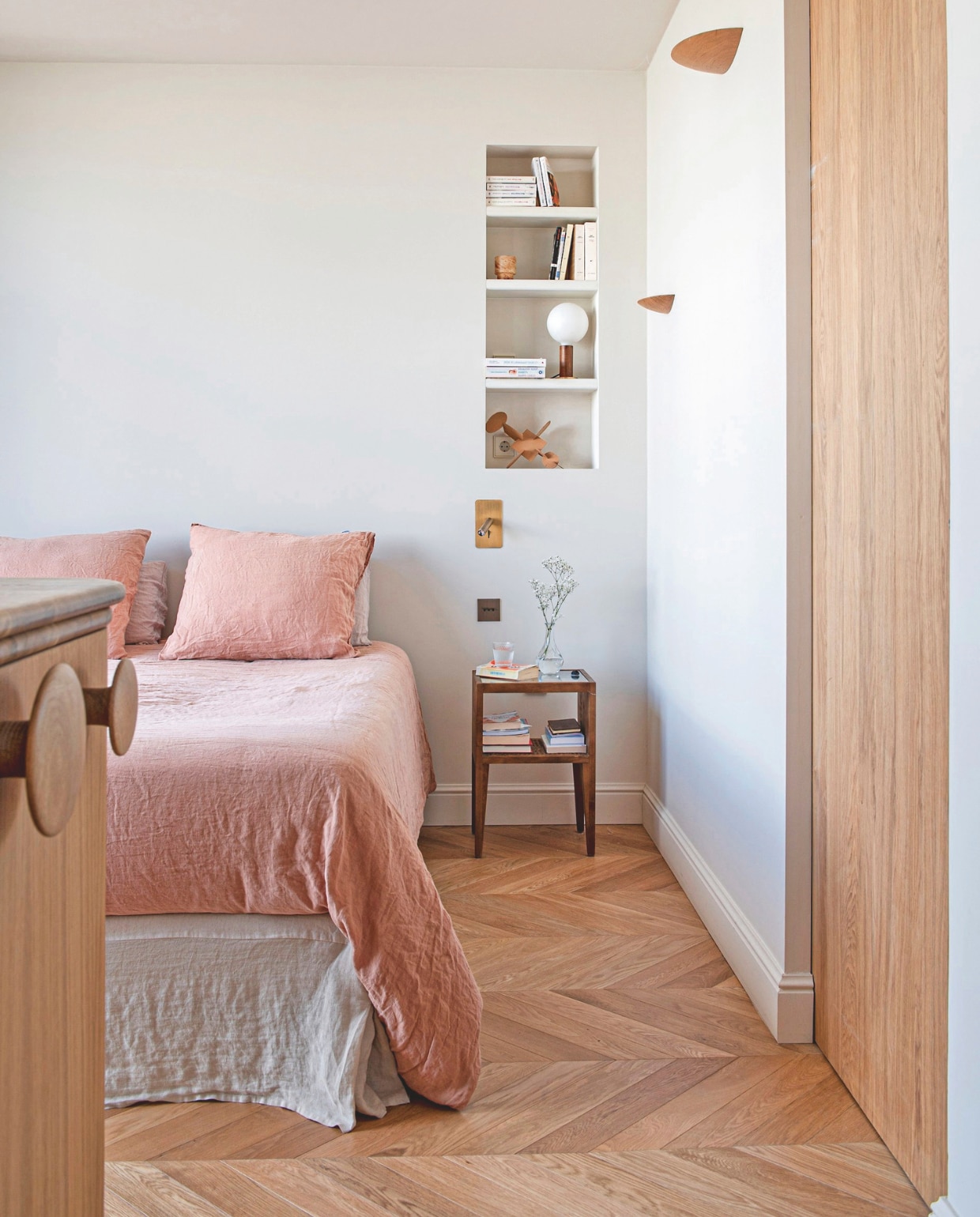 Bed en bedlinnen Descamps. Bijzettafel Zara Home. Lamp Knuckle van Tala. Wandplankjes Fungi van Audo. Schakelaars Modelec. vtwonen 10-2025 | fotografie Caroline Coehorst