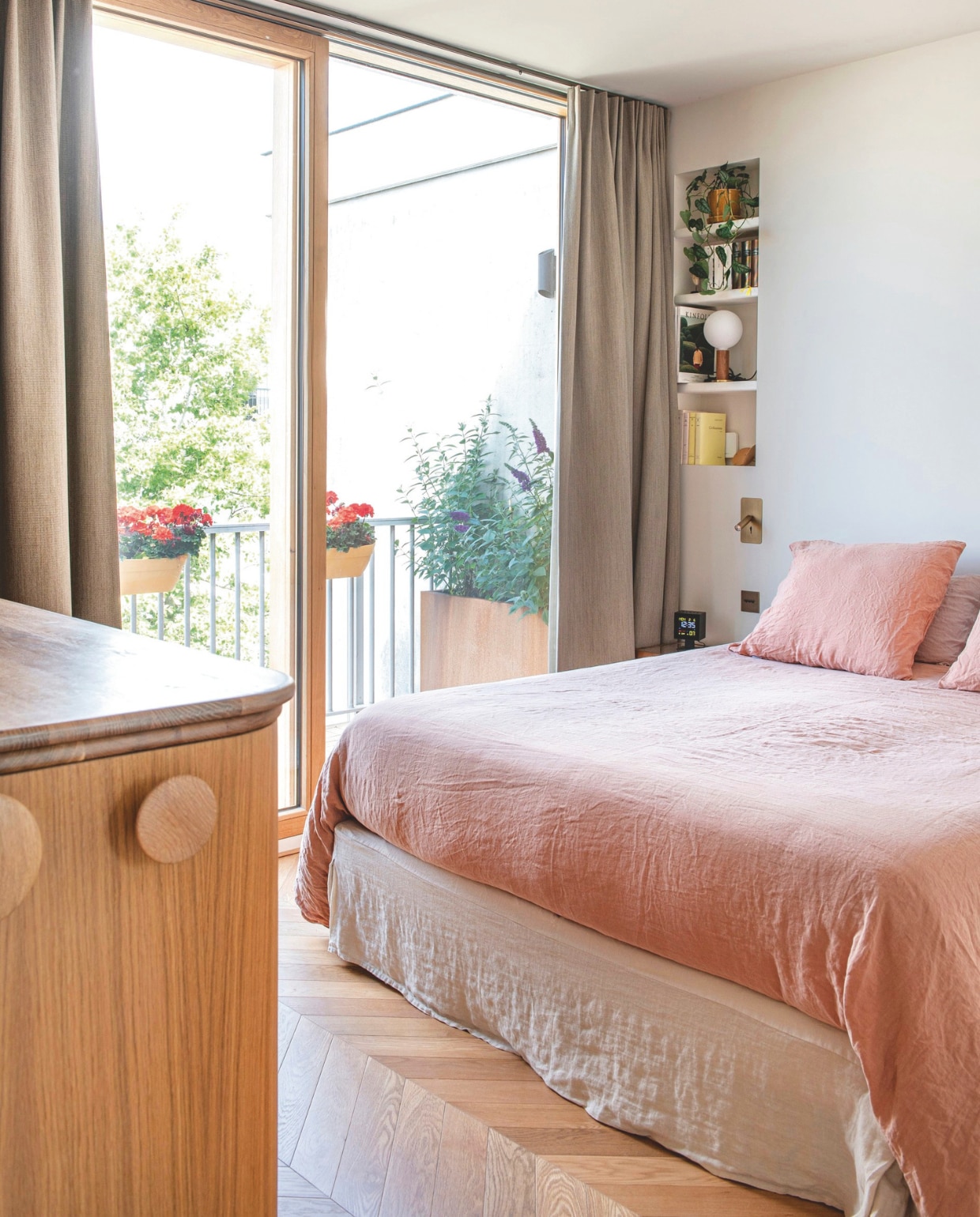 Bed en bedlinnen Descamps. Raambekleding Onel Window Dressings. Knoppen The Dots van Muuto. Lamp Knuckle van Tala. Schakelaars Modelec. vtwonen 10-2025 | fotografie Caroline Coehorst