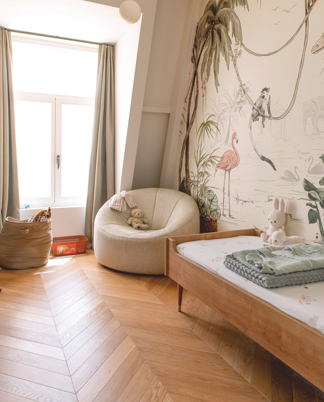 Bed Bosque van Petite Amélie. Fauteuil Pumpkin Swivelling van Pierre Paulin voor Ligne Roset. Behang Annet Weelink Design. Hanglamp E27 van Muuto. vtwonen 10-2025 | fotografie Caroline Coehorst