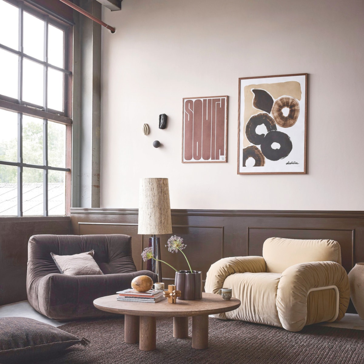 Lab Paint muurverf, Nude Cashmere, 1 liter € 56,-, houtverf, Charcoal, per liter € 81,- (vestingh.nl). HKliving fauteuil Lazy, velours, bruin, 105x105x75 cm (bxdxh) € 1850,-, fauteuil Arc, velours, room, 101x98x74 cm (bxdxh) € 1795,-, lampvoet Cone, aardewerk, bruin € 379,-, kap Cone, zijde, beige € 129,-, koffie-kopjes 70’s, keramiek € 8,75 (hkliving.nl). Loods 5 salontafel Canu, eikenhout, bruin, 105x95x32 cm (bxdxh) € 899,- (loods5.nl). Designers Guild kussen Brera Lino, linnen, bruin € 75,- (wva.nl). Urban Nature Culture pot Nari, keramiek, bruin € 49,99, Pstr Studio print South van Meindl Taxer, papier, 50x70 cm € 58,-, poster Dahlia van Julita Elbe, papier € 83,- (shop.vtwonen.nl). Muurobjecten, keramiek, bruin, prijs op aanvraag (edithbeurskens.com). Overig privébezit. vtwonen 09-2025 | styling marianne luning | fotografie alexander van berge