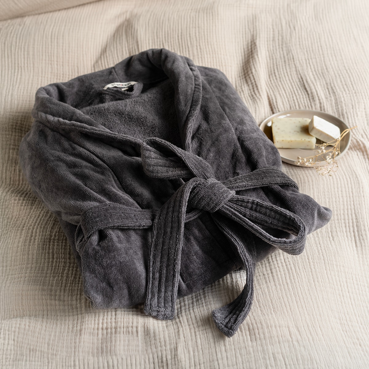 vtwonen badjas Soft Embrace, katoen, grijs, S/M € 49,95 (shop.vtwonen.nl) winactie vtwonen 4-12-25 - badjassen