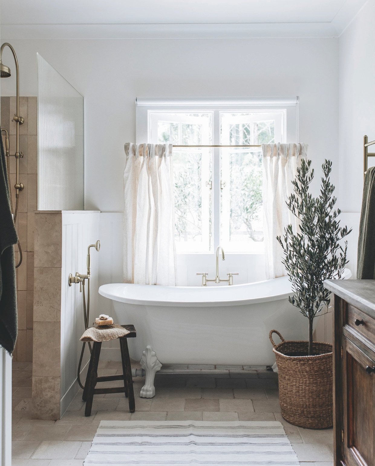 Douchekoppen en kranen Cb Ideal. Vergelijkbare plantenmand H&M Home. vtwonen landelijk 10-2025 | fotografie Abbie Melle