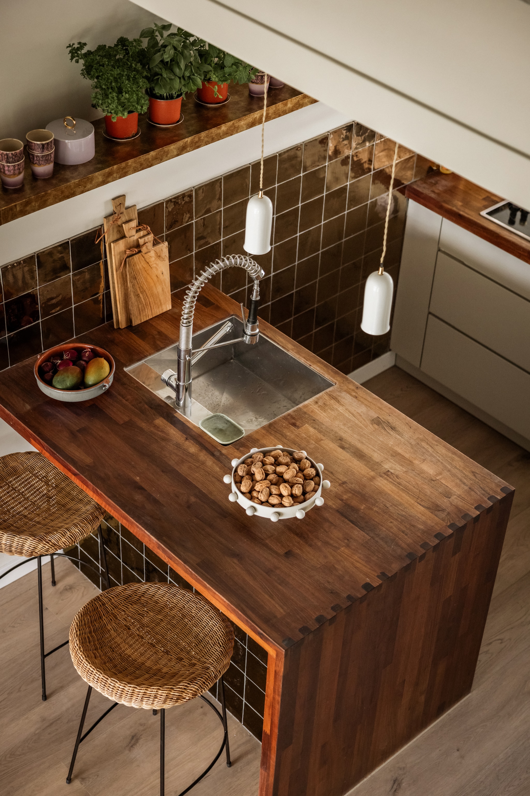 Barkrukken Wicker, 48x48,5x73,5 cm (bxdxh) HKliving. Tegels Villa Dark Gold van vtwonen by Douglas & Jones, 13x13 cm (lxb) Douglas & Jones. Keuken gewrapt in NE78 Keukentrend.  vtwonen Weer verliefd op je huis, aflevering 3 seizoen 23 | styling Fietje Bruijn | fotografie Sonja Velda