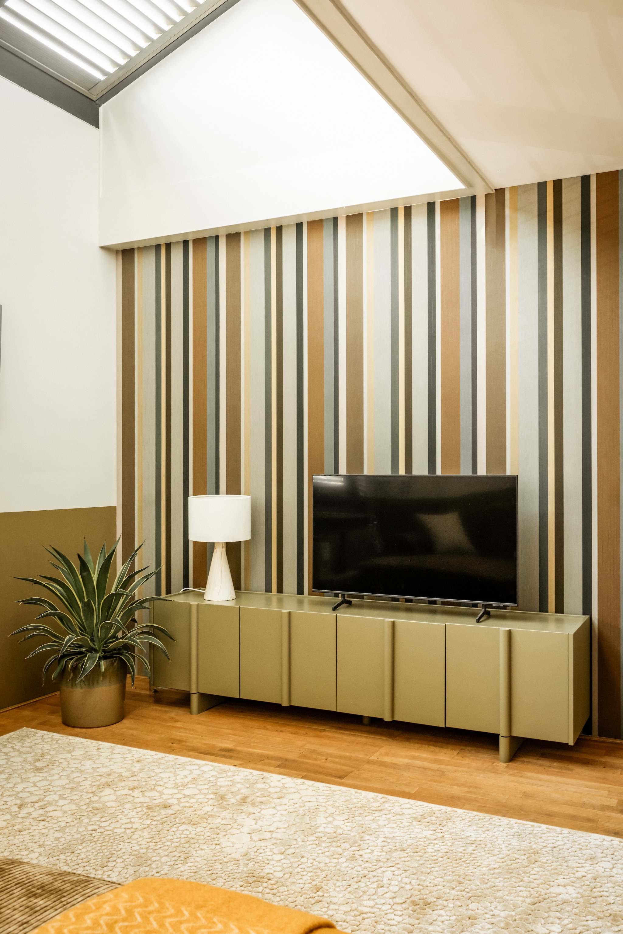 Weer verliefd op je huis aflevering 2 seizoen 23, 2025. Tv-meubel Basu in Moss, 200x46x53 cm (bxdxh) Woood. Overige productinformatie via https://www.vtwonen.nl/weer-verliefd-op-je-huis/aflevering-2-fietje-schiedam-resultaat~c2a6900.  Weer verliefd op je huis aflevering 2 seizoen 23 2025 | styling Fietje Bruijn | fotografie Sonja Velda