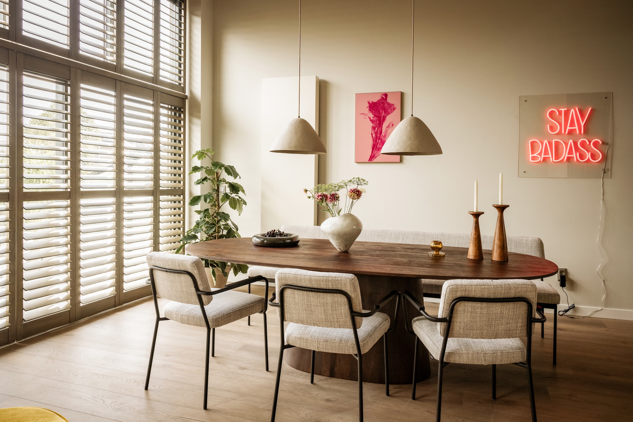 Weer verliefd op je huis aflevering 2 seizoen 23, 2025. Neon wandlamp Stay Badass, 80x80 cm (bxh) Bold Monkey. Overige productinformatie via https://www.vtwonen.nl/weer-verliefd-op-je-huis/aflevering-2-fietje-schiedam-resultaat~c2a6900.  Weer verliefd op je huis aflevering 2 seizoen 23 2025 | styling Fietje Bruijn | fotografie Sonja Velda