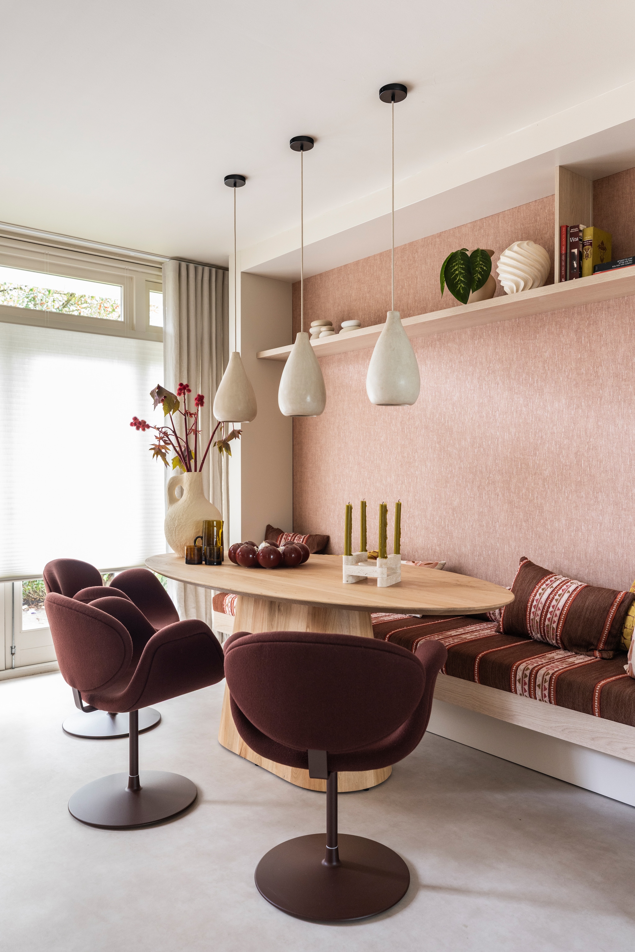 vtwonen Weer verliefd op je huis aflevering 3 seizoen 23 2025, stylist Liza in Haarlem, eethoek na de make-over vtwonen Weer verliefd op je huis aflevering 3 seizoen 23 2025 | styling Liza Wassenaar | fotografie Margriet Hoekstra